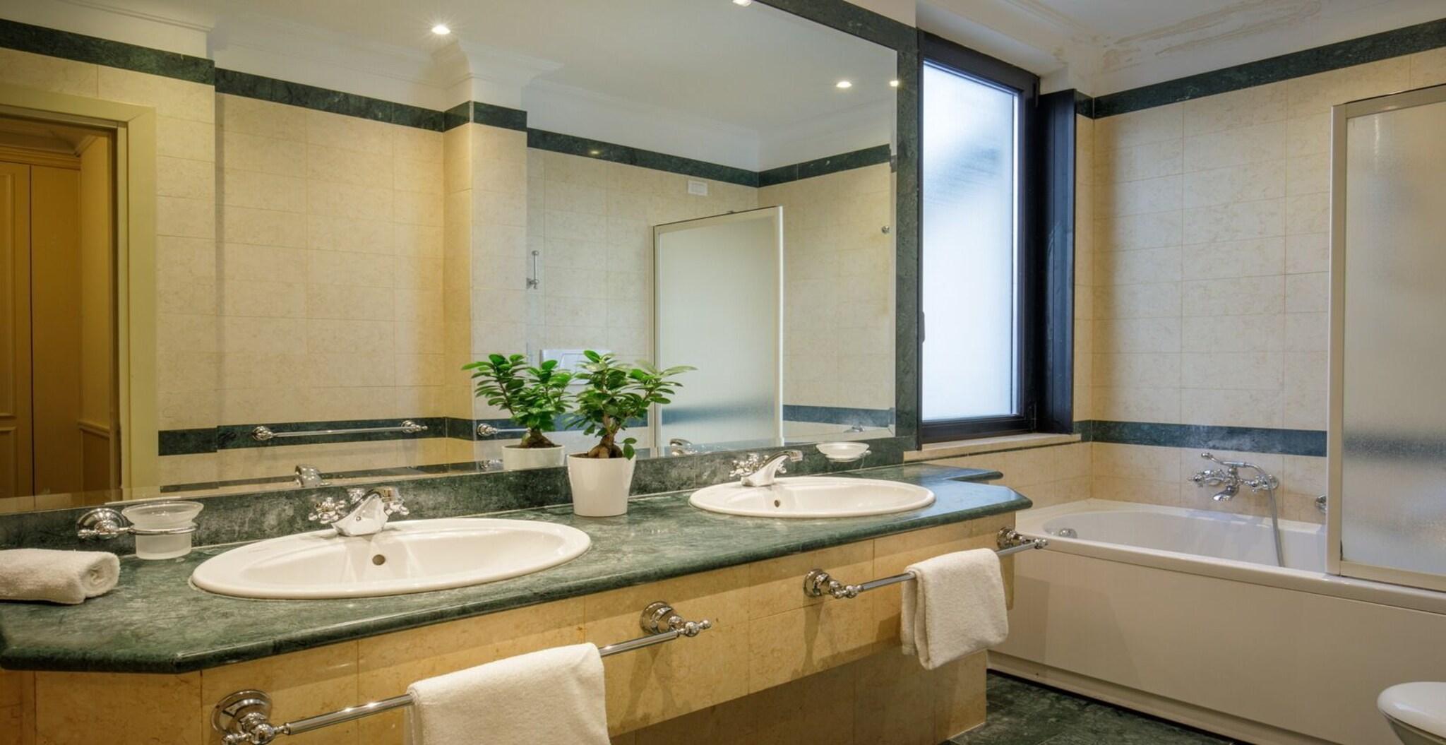 Studio Queen Size Bed