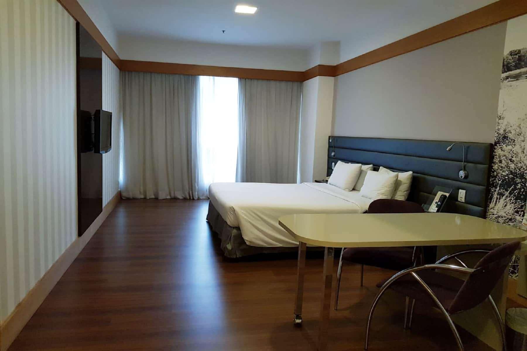 Single Deluxe Queen Bed