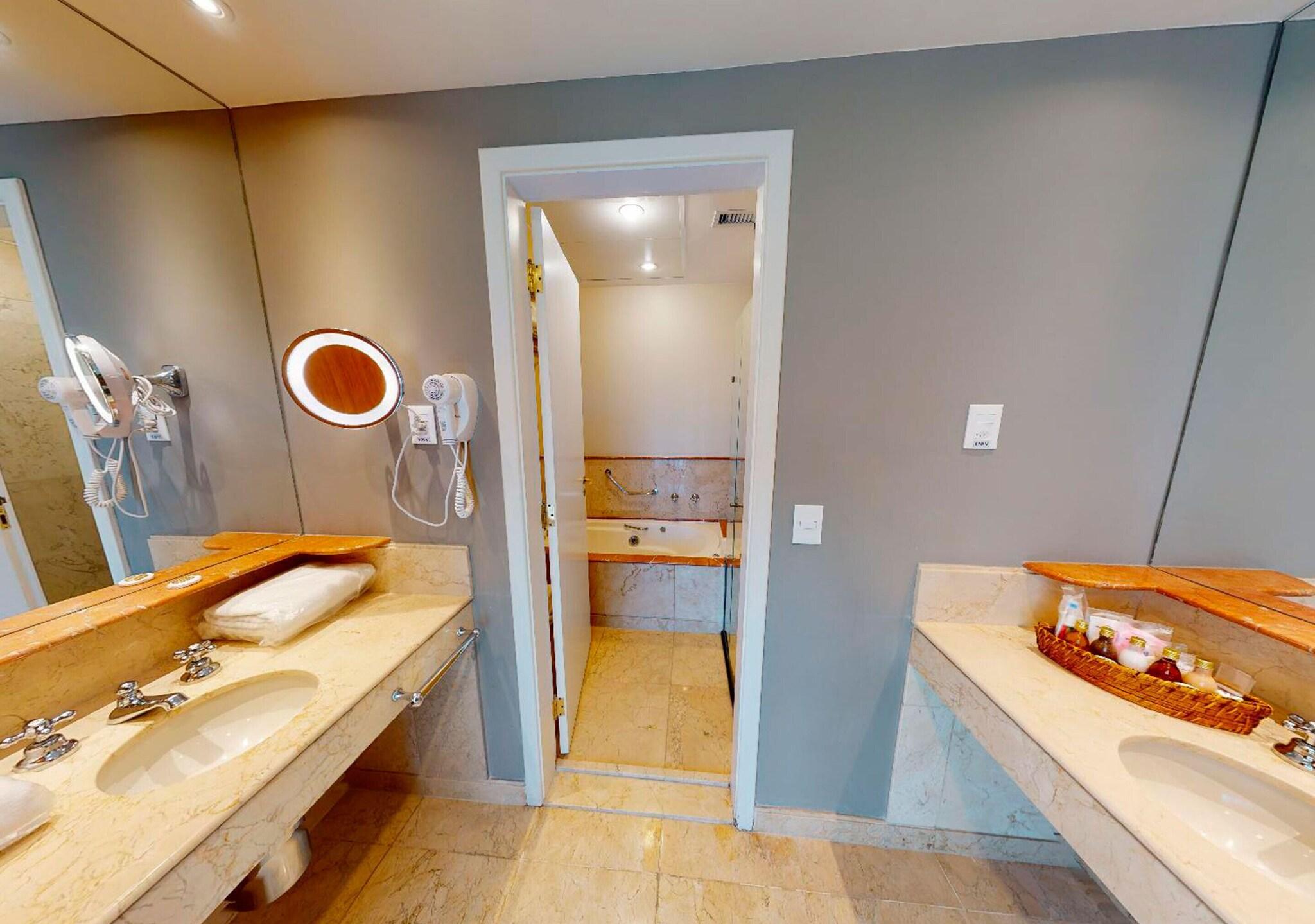 Suite Deluxe King Bed