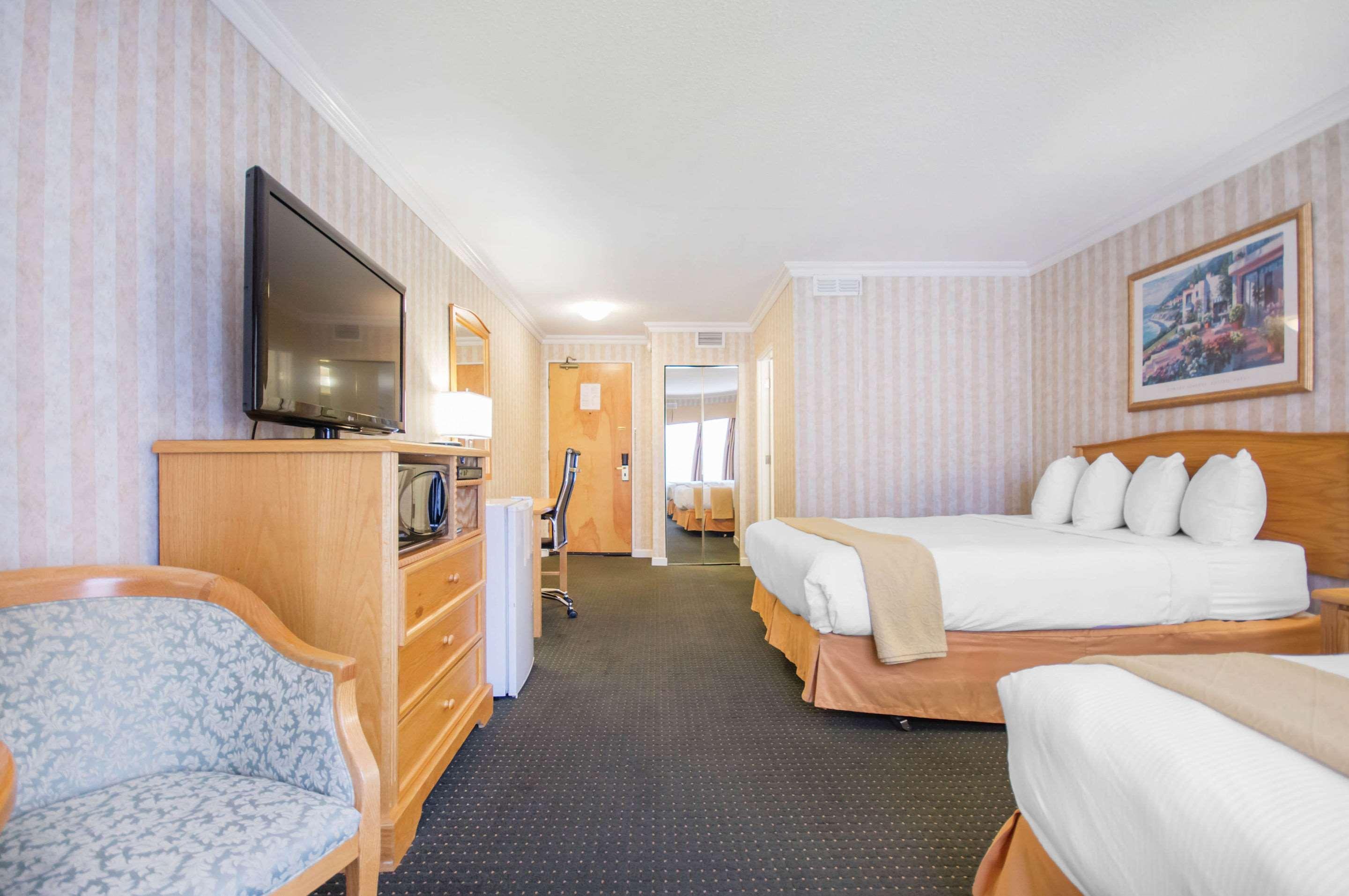 Double Two Queen Beds Non Smoking