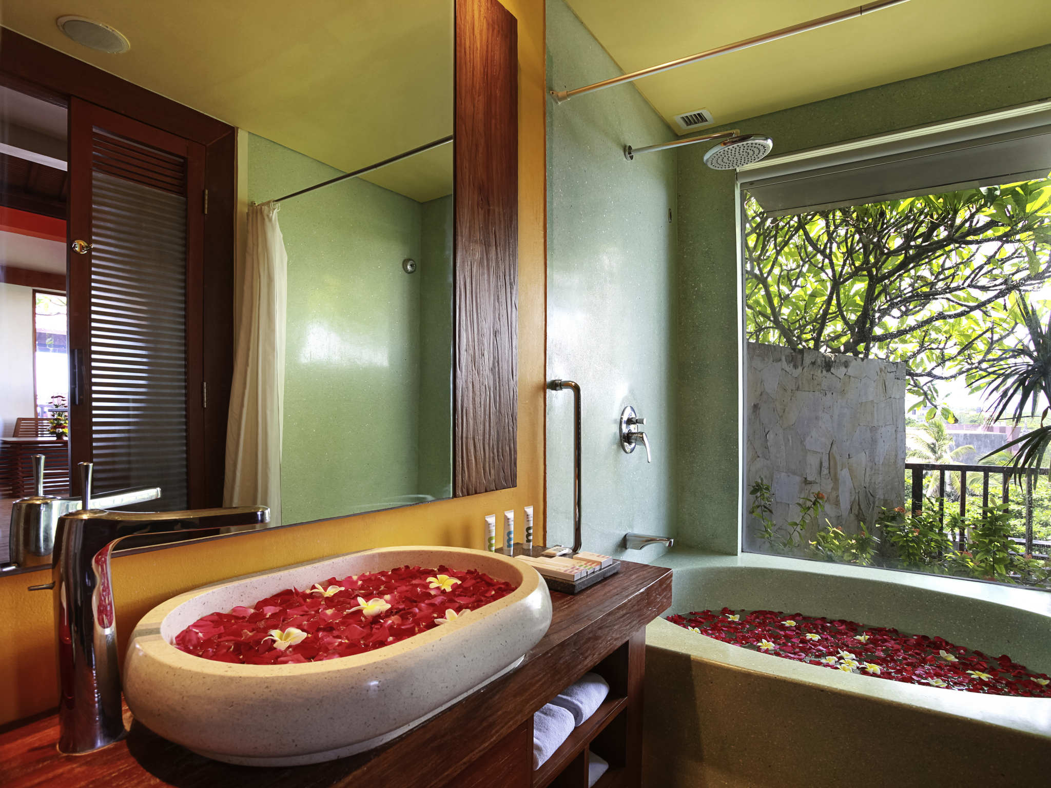 Junior Suite Ocean View King Bed