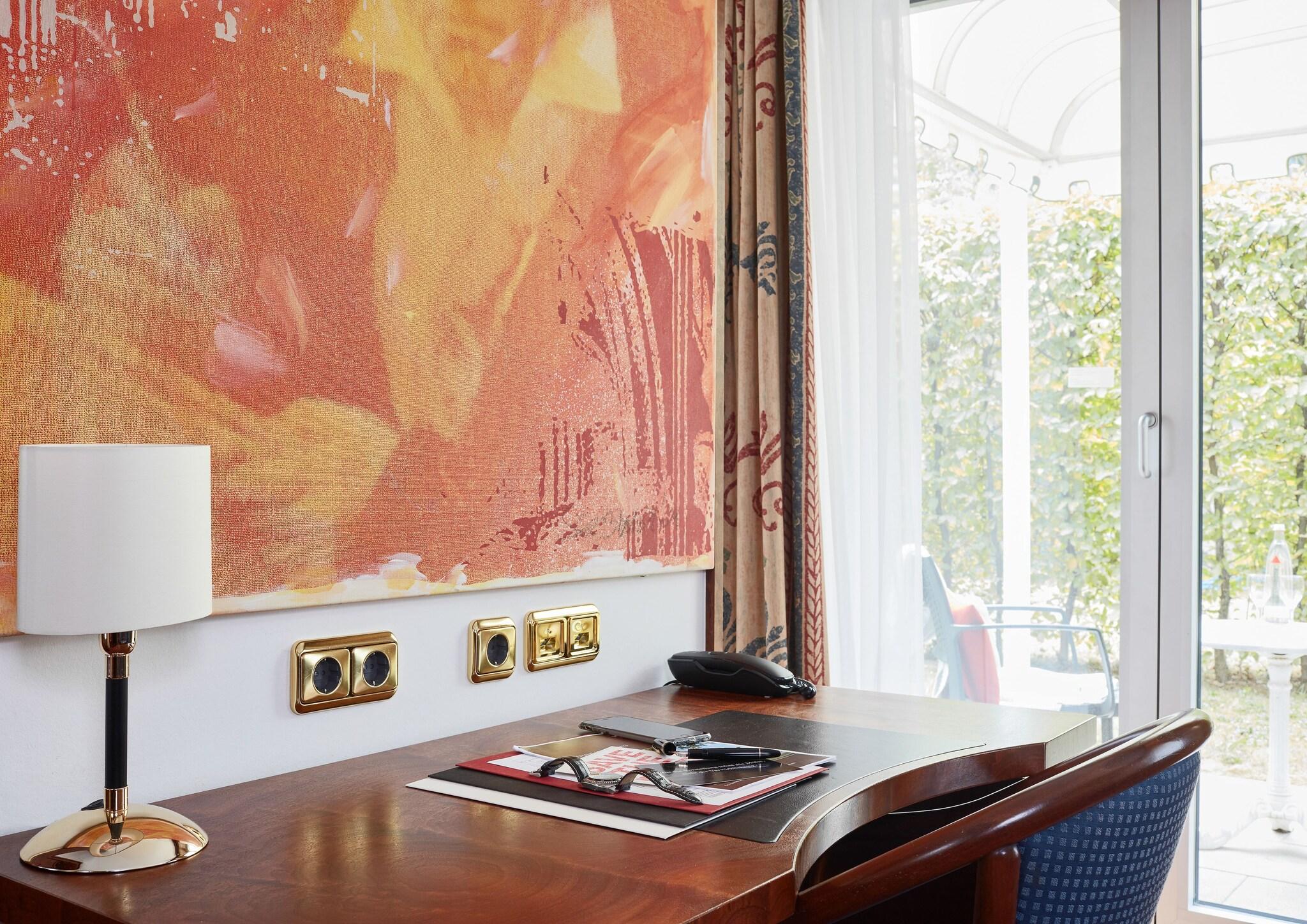 Apartment Business Queen Bed