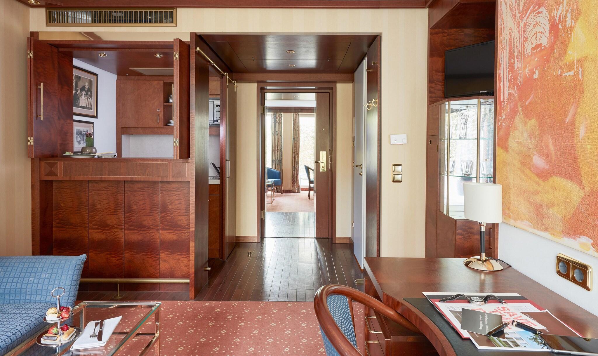 Apartment Business Queen Bed