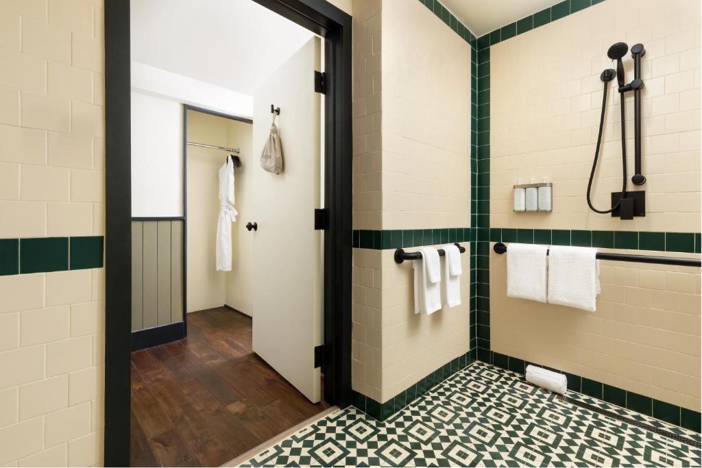 Double Classic Two Queen Beds