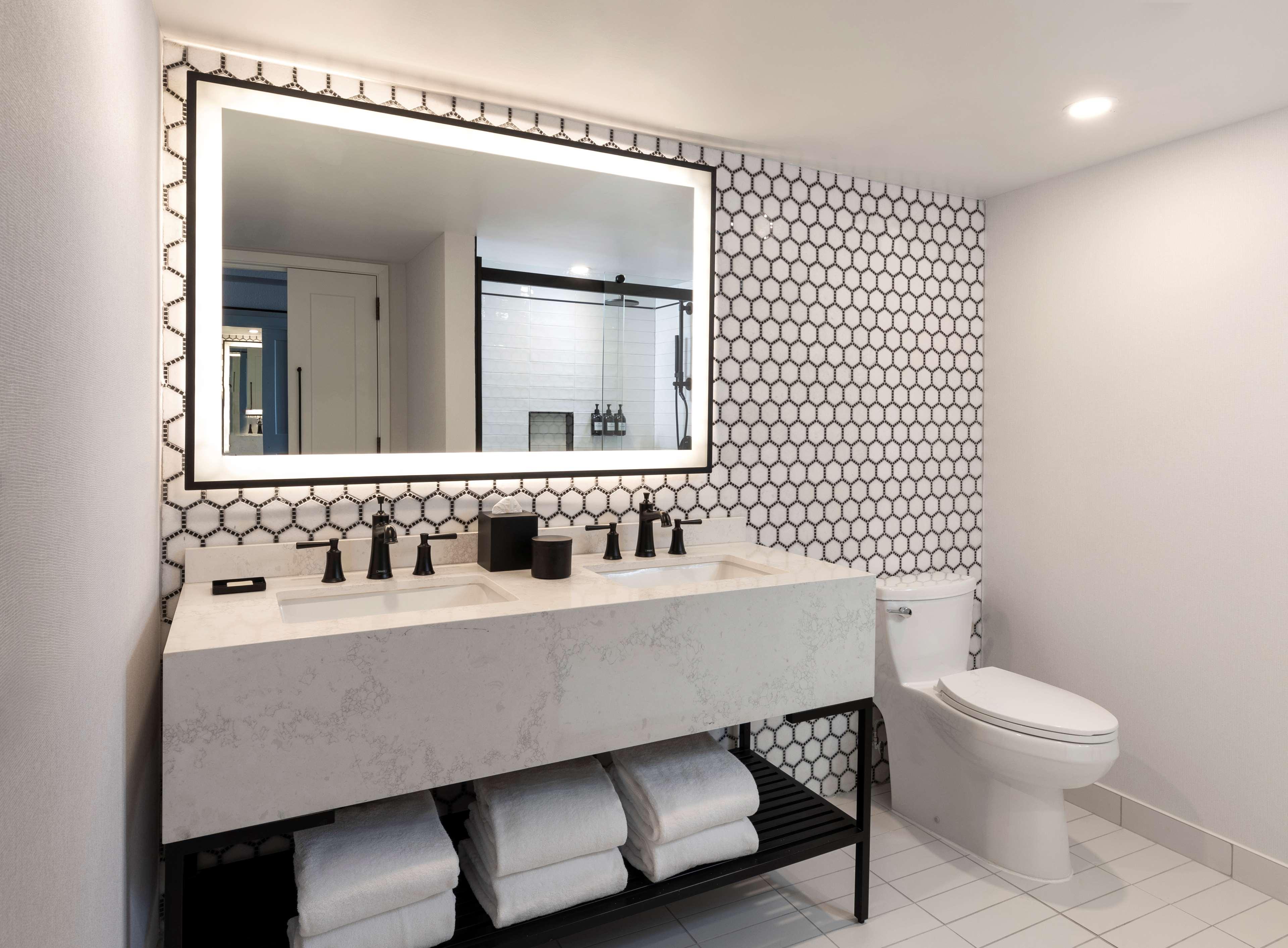 Studio City View King Bed