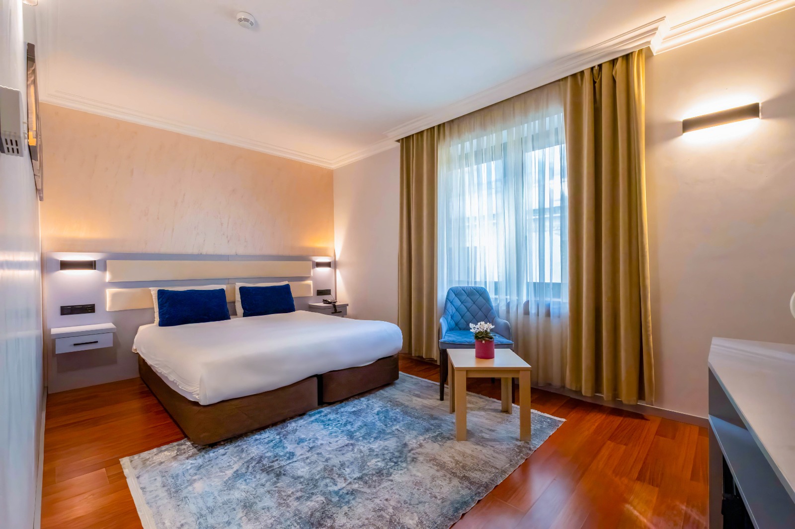 Double Deluxe One Bed