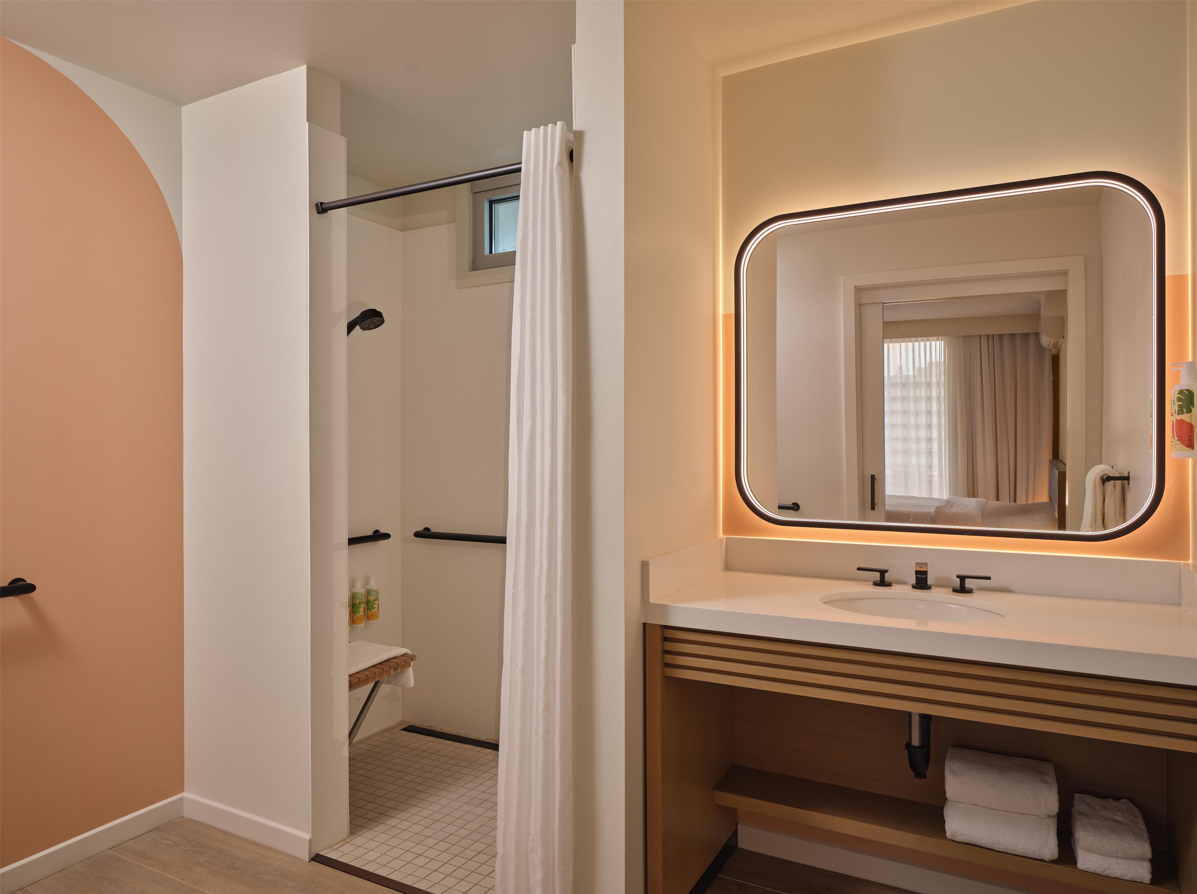 Suite Accessible King Size Bed