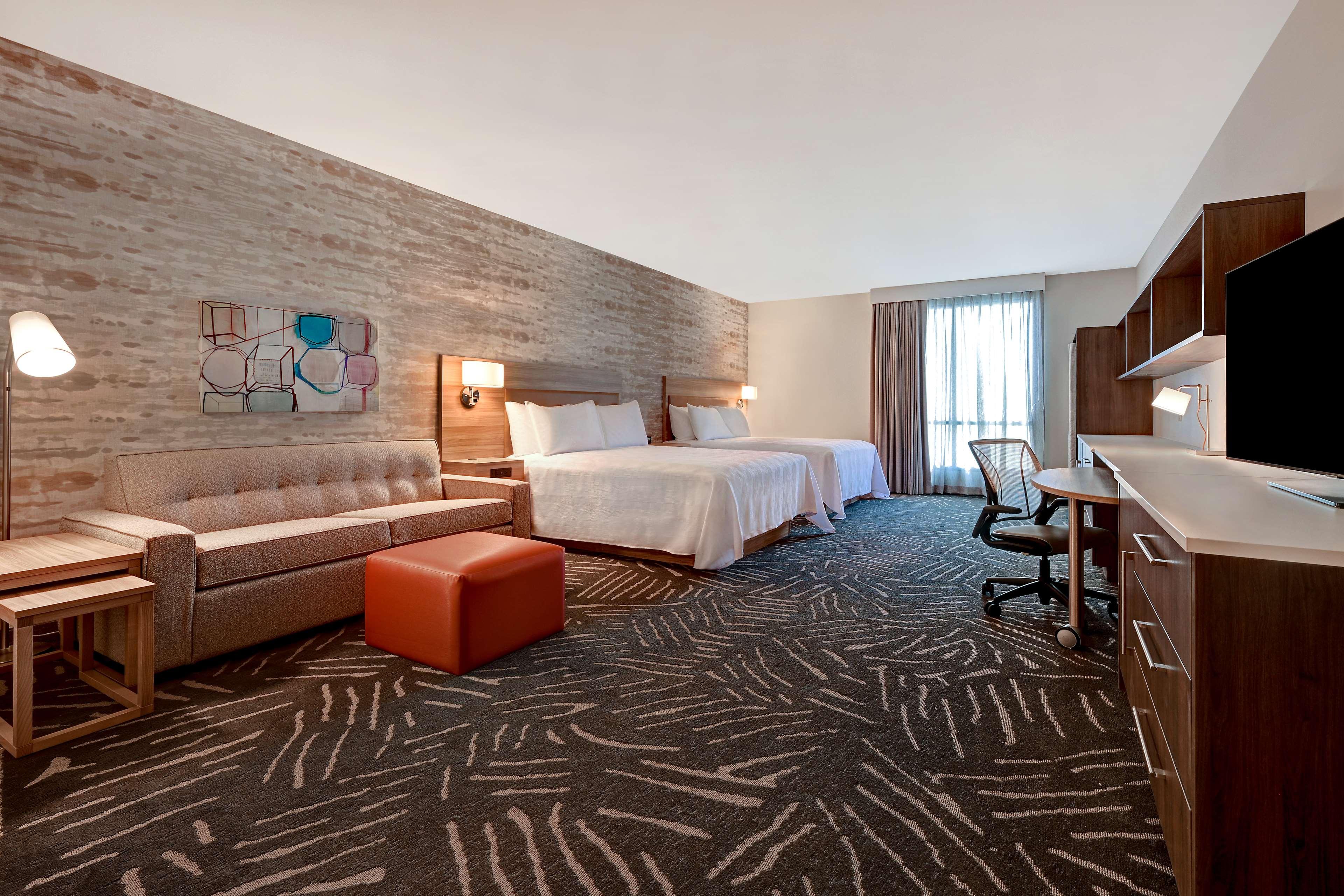 Studio Two Queen Beds