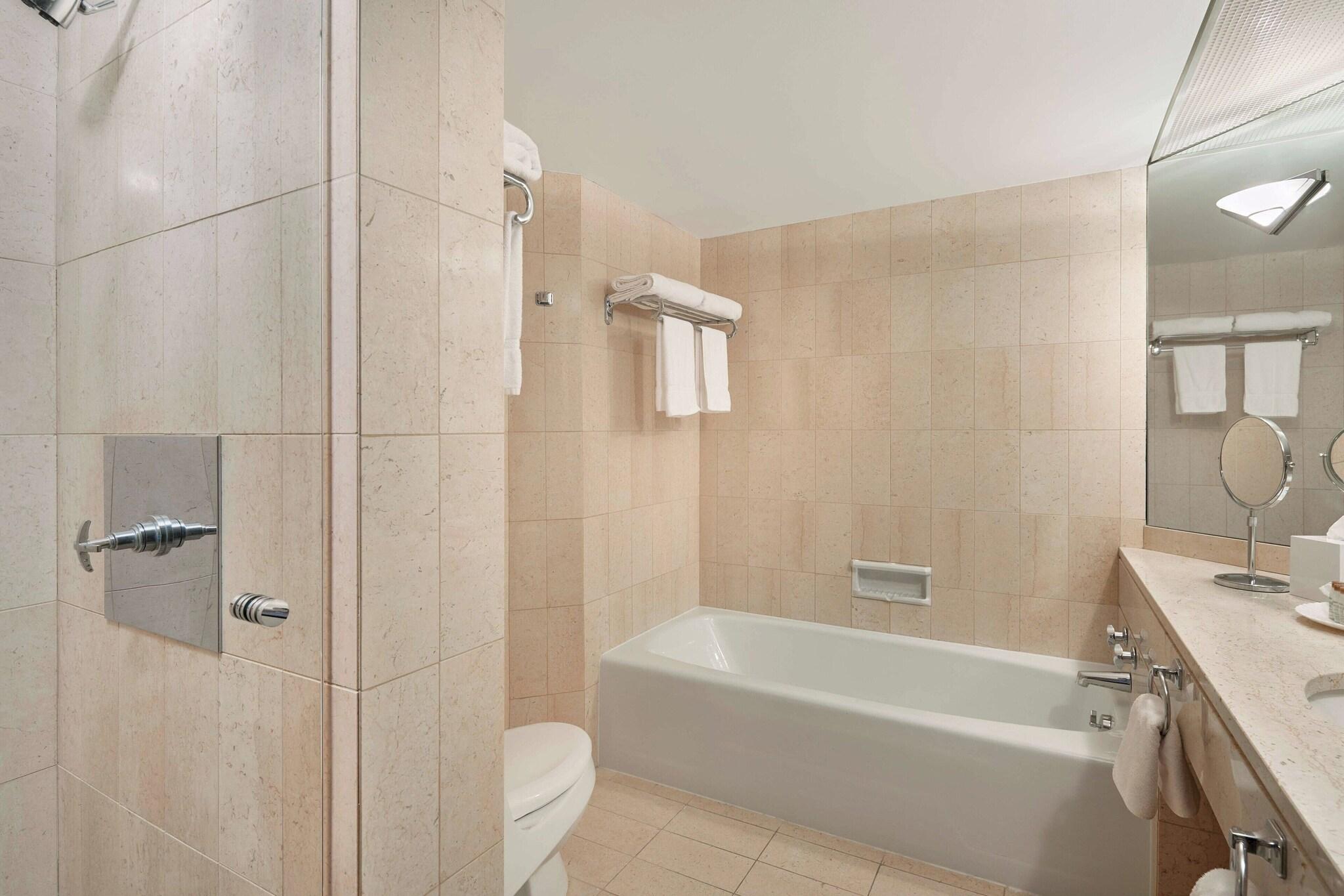 Suite City View King Bed