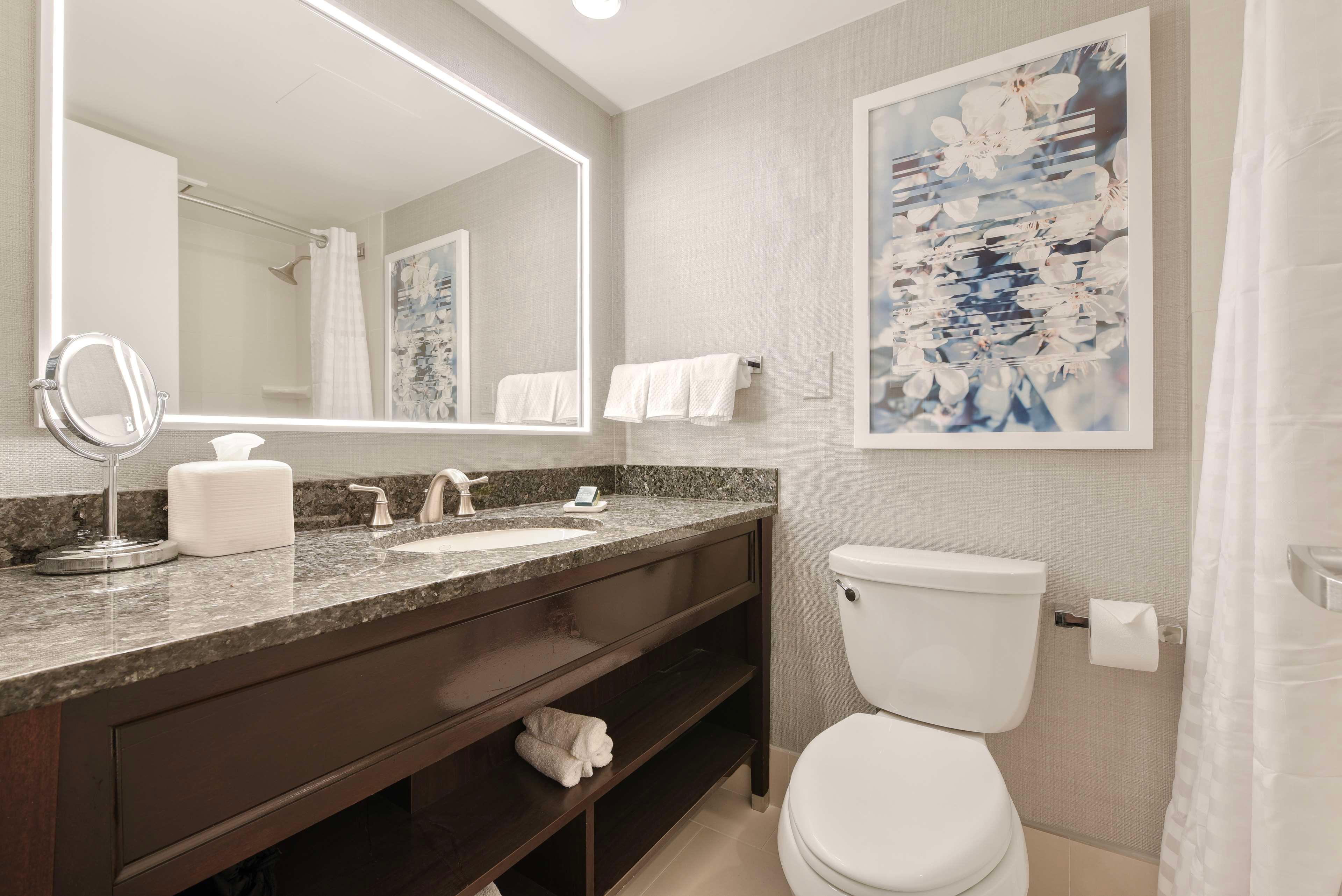 Double Deluxe City View King Bed