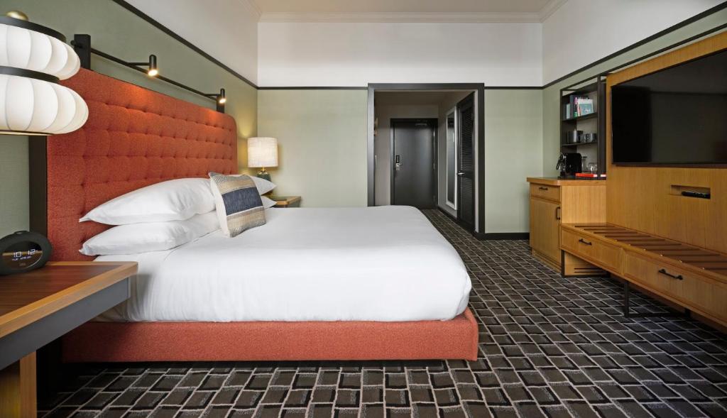 Double Deluxe King Bed