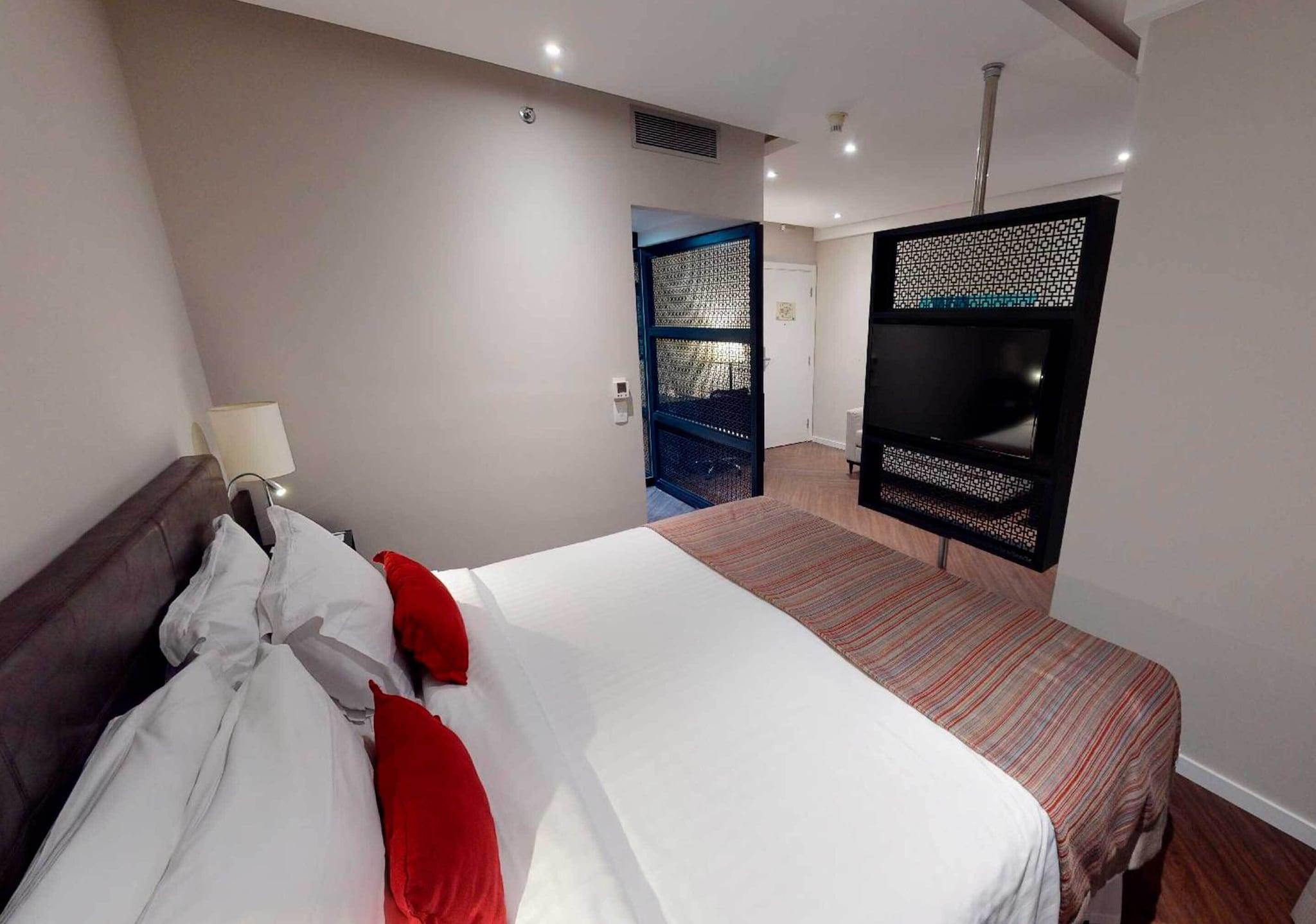 Double Queen Size Bed