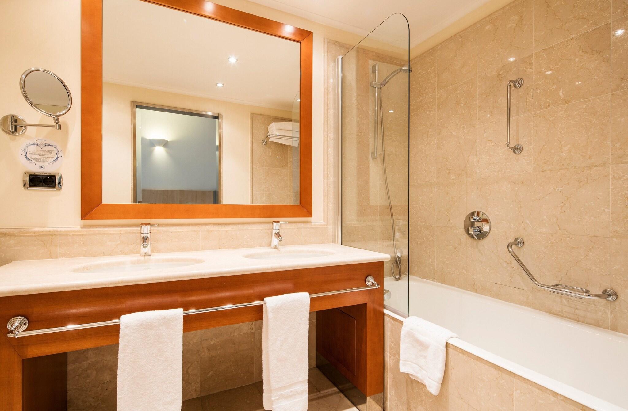 Junior Suite Queen Size Bed