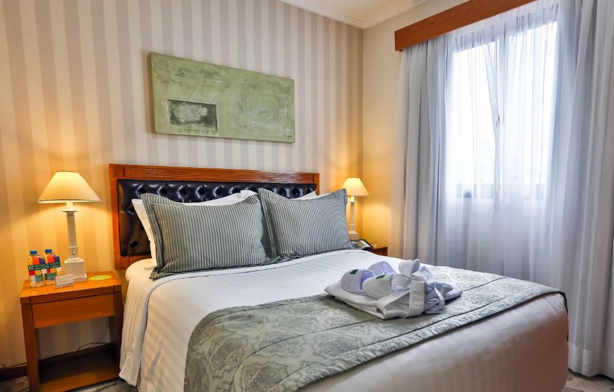 Suite Business Queen Bed