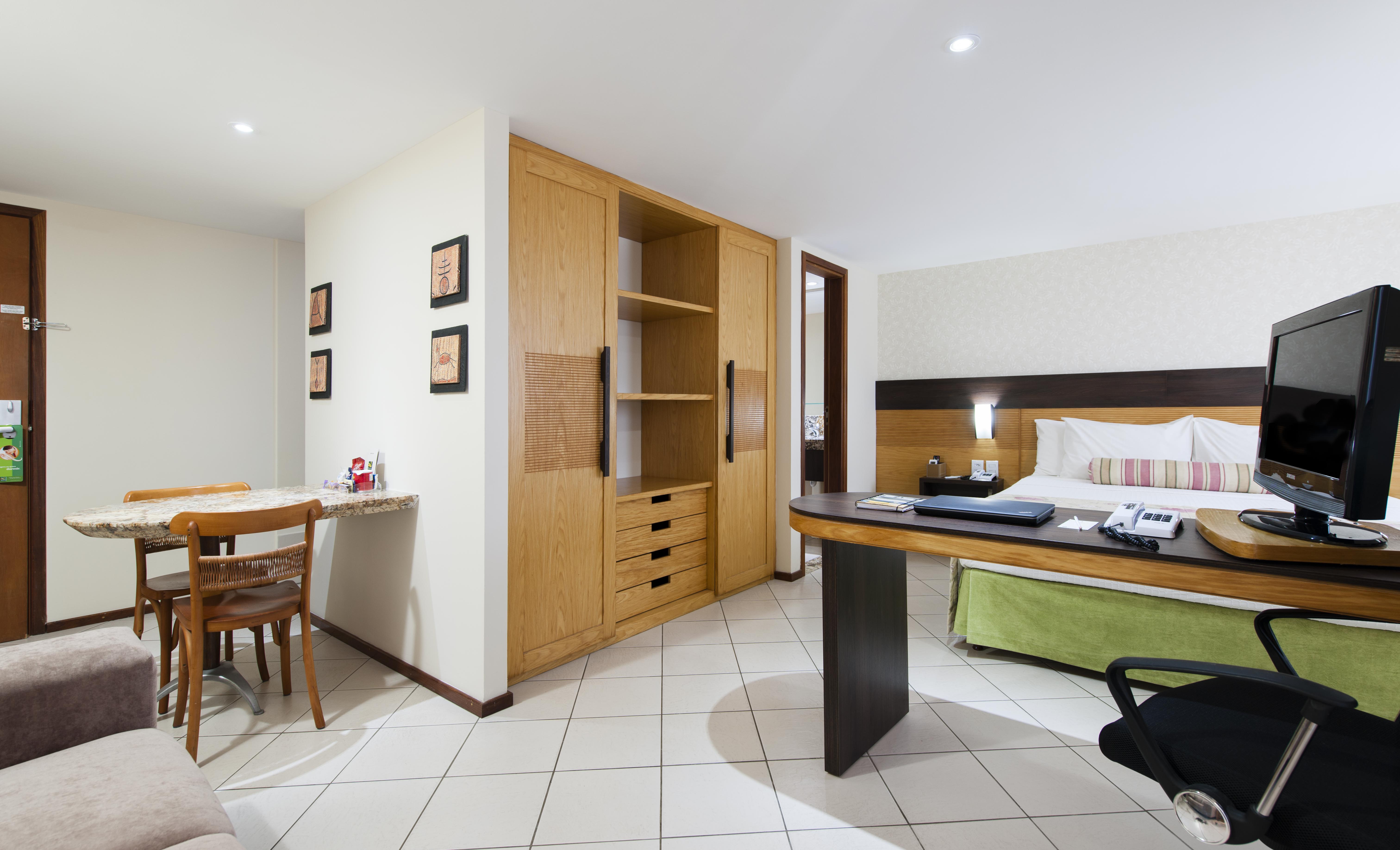 Single Deluxe Queen Bed