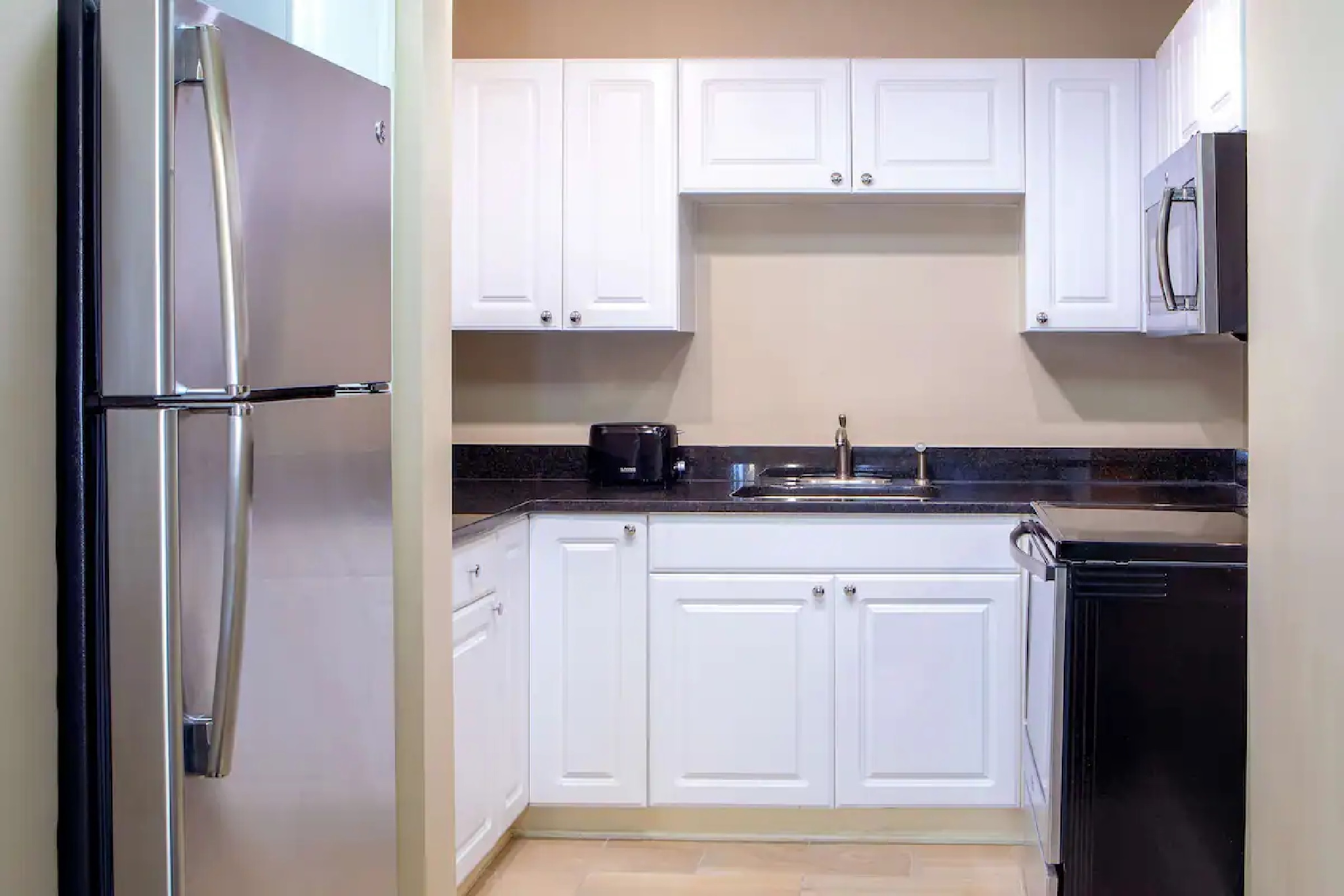 Suite Accessible King Size Bed