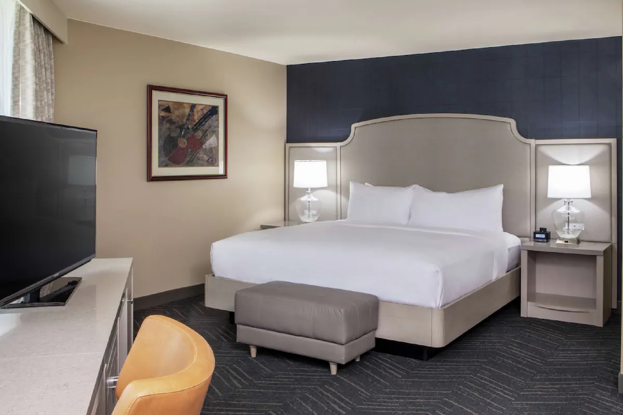 Suite Accessible King Size Bed