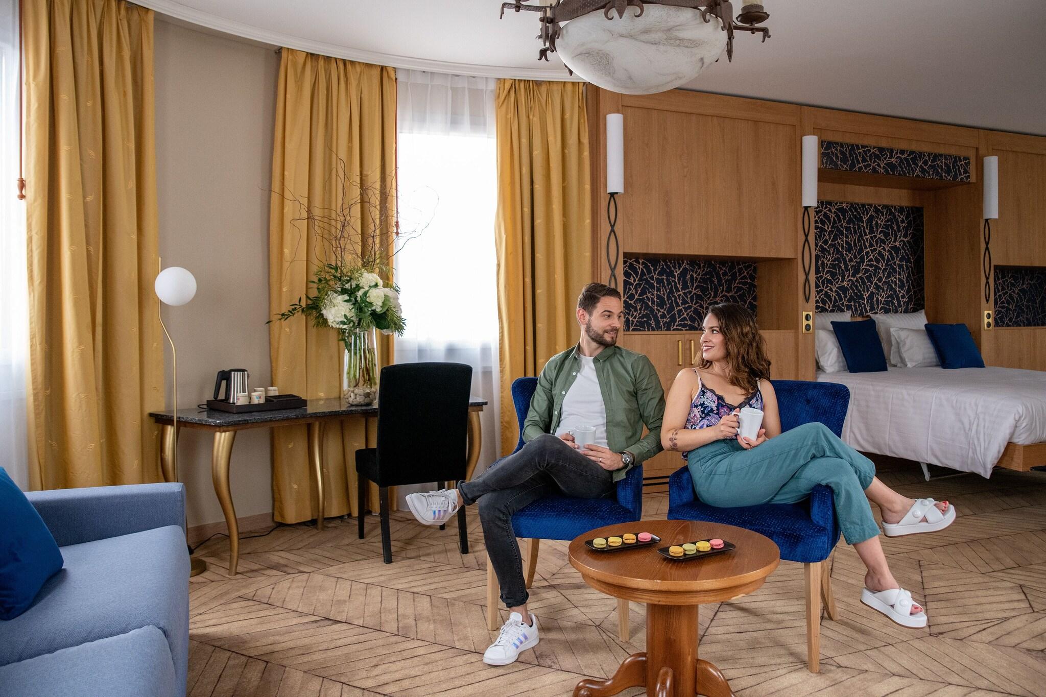 Junior Suite Queen Size Bed