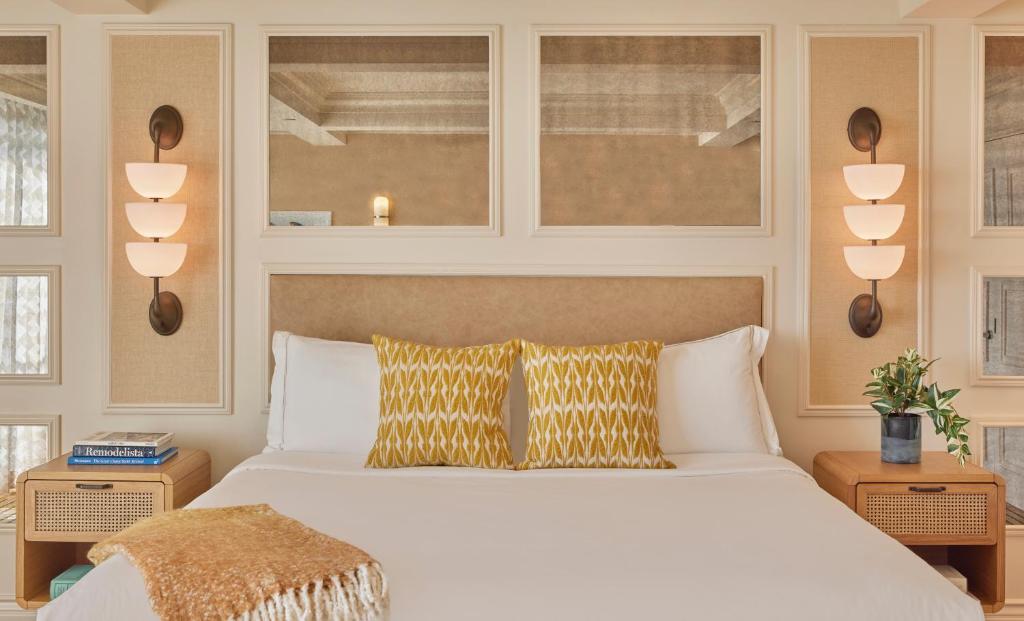 Room Pool View King Bed