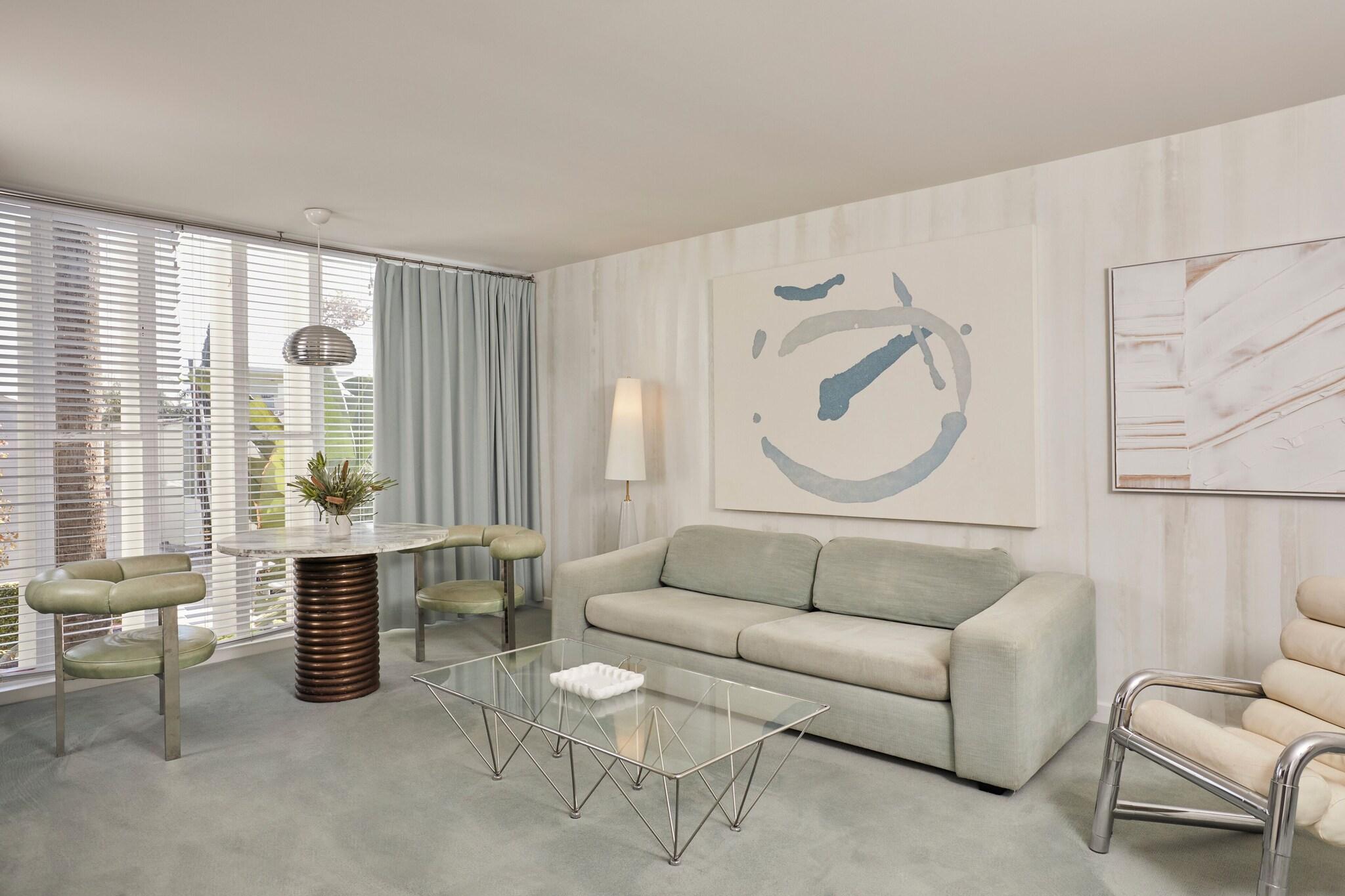 Suite Accessible King Size Bed