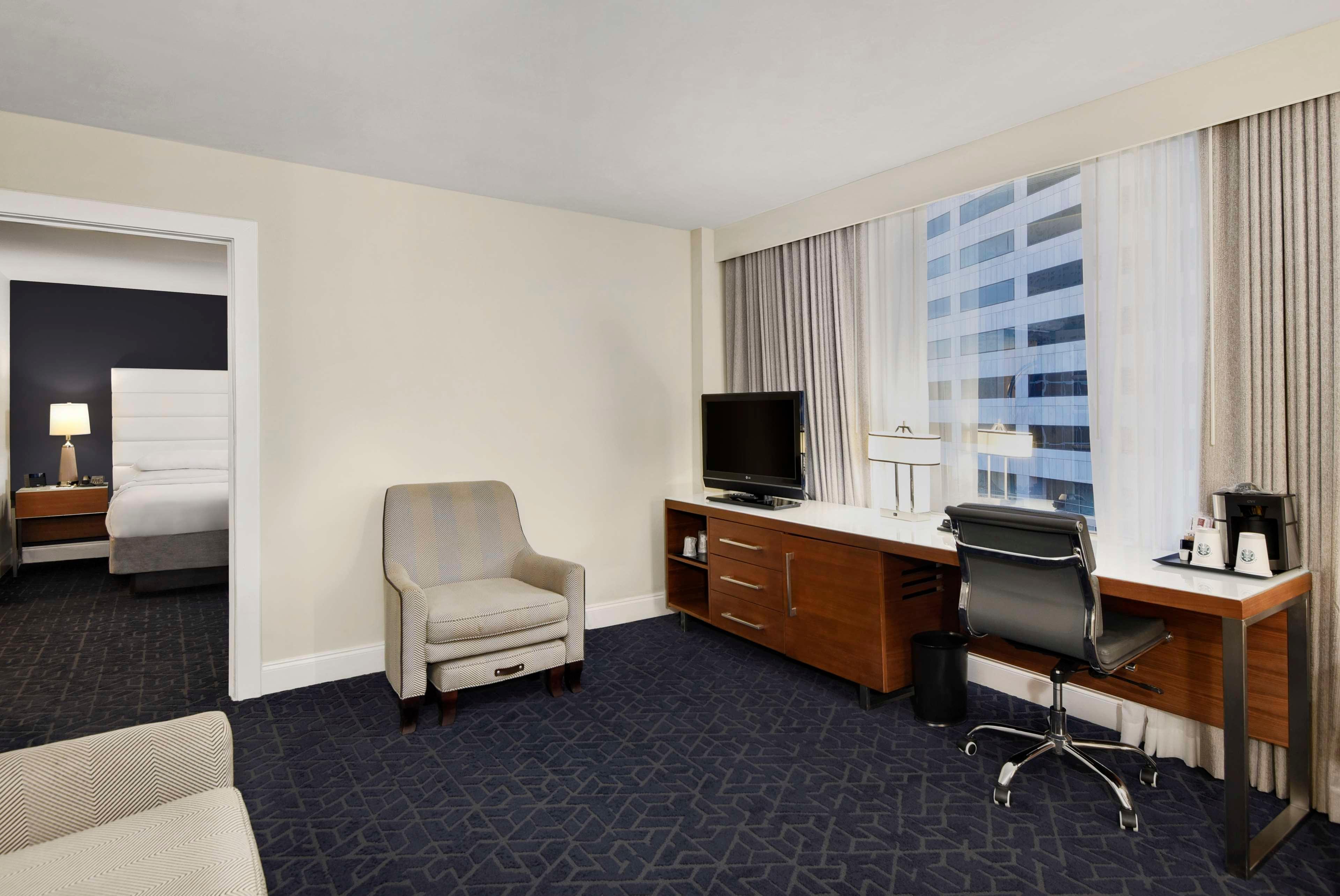 Suite Accessible King Size Bed