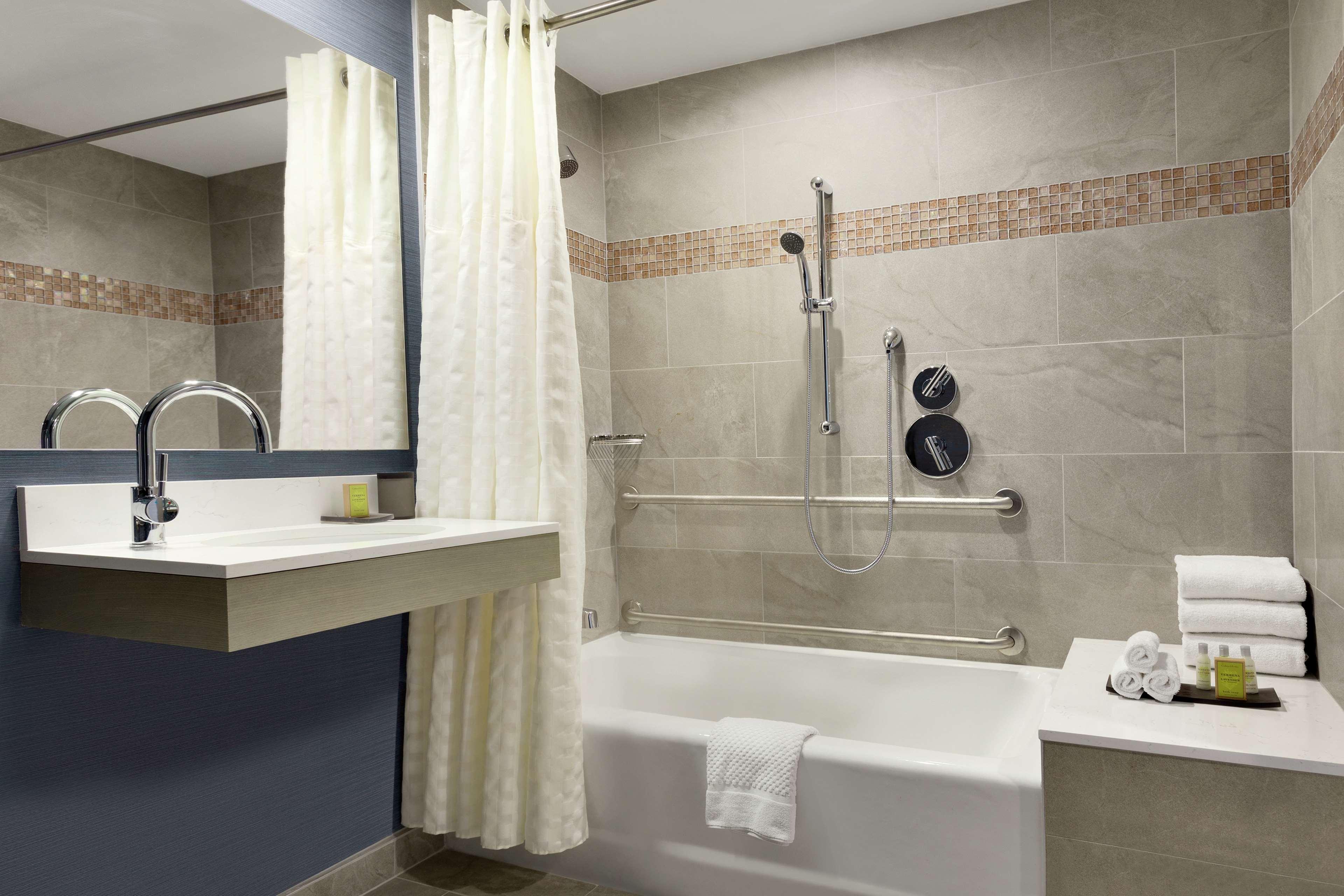Suite Accessible King Size Bed