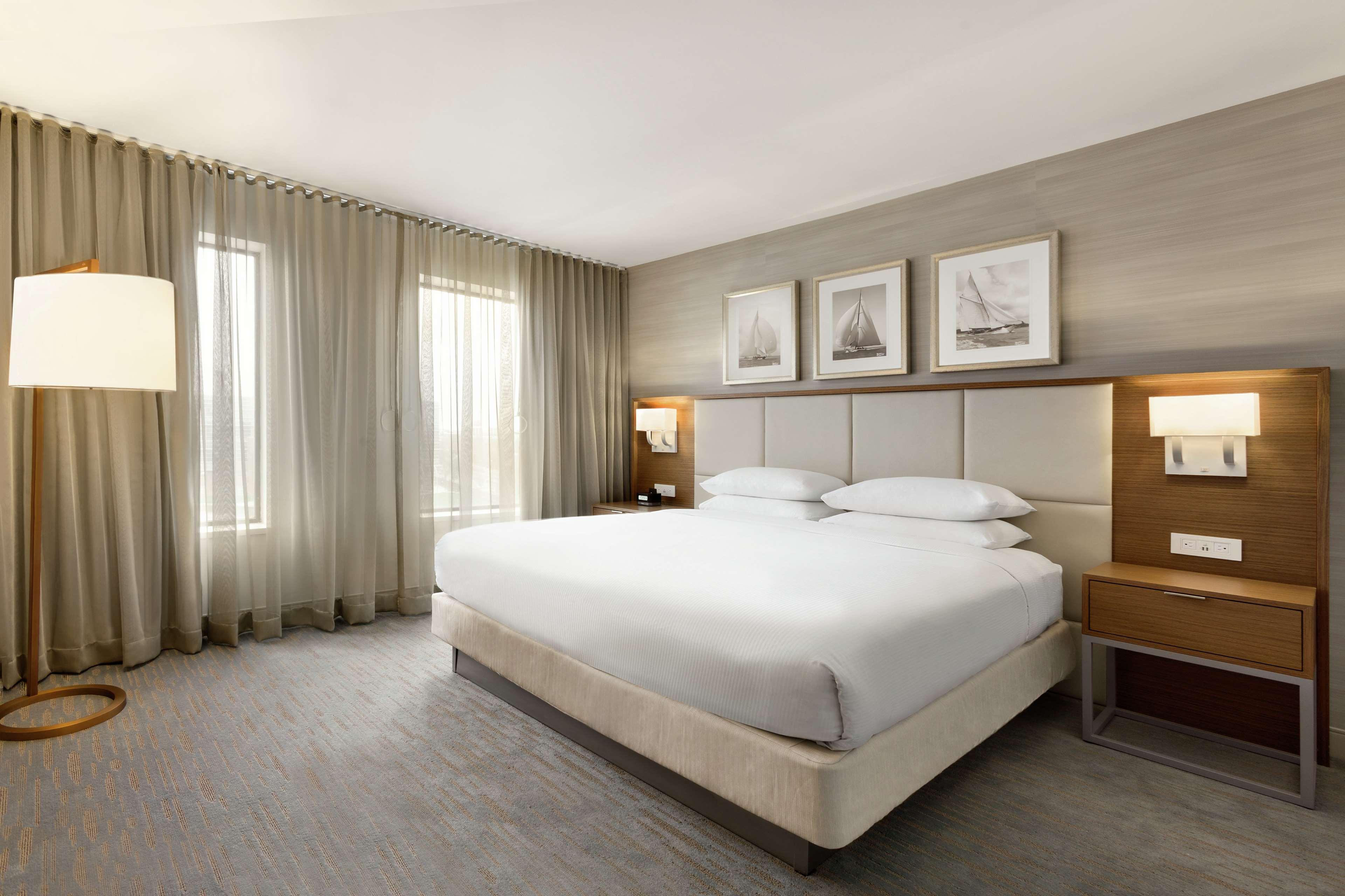 Suite Accessible King Size Bed