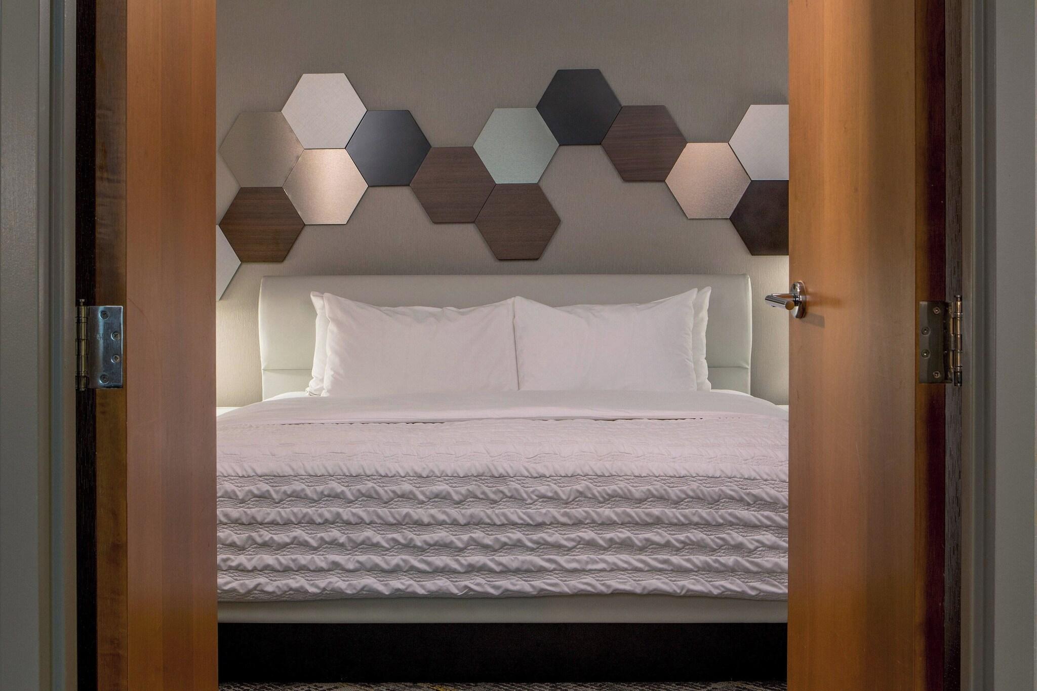 Suite Deluxe King Bed