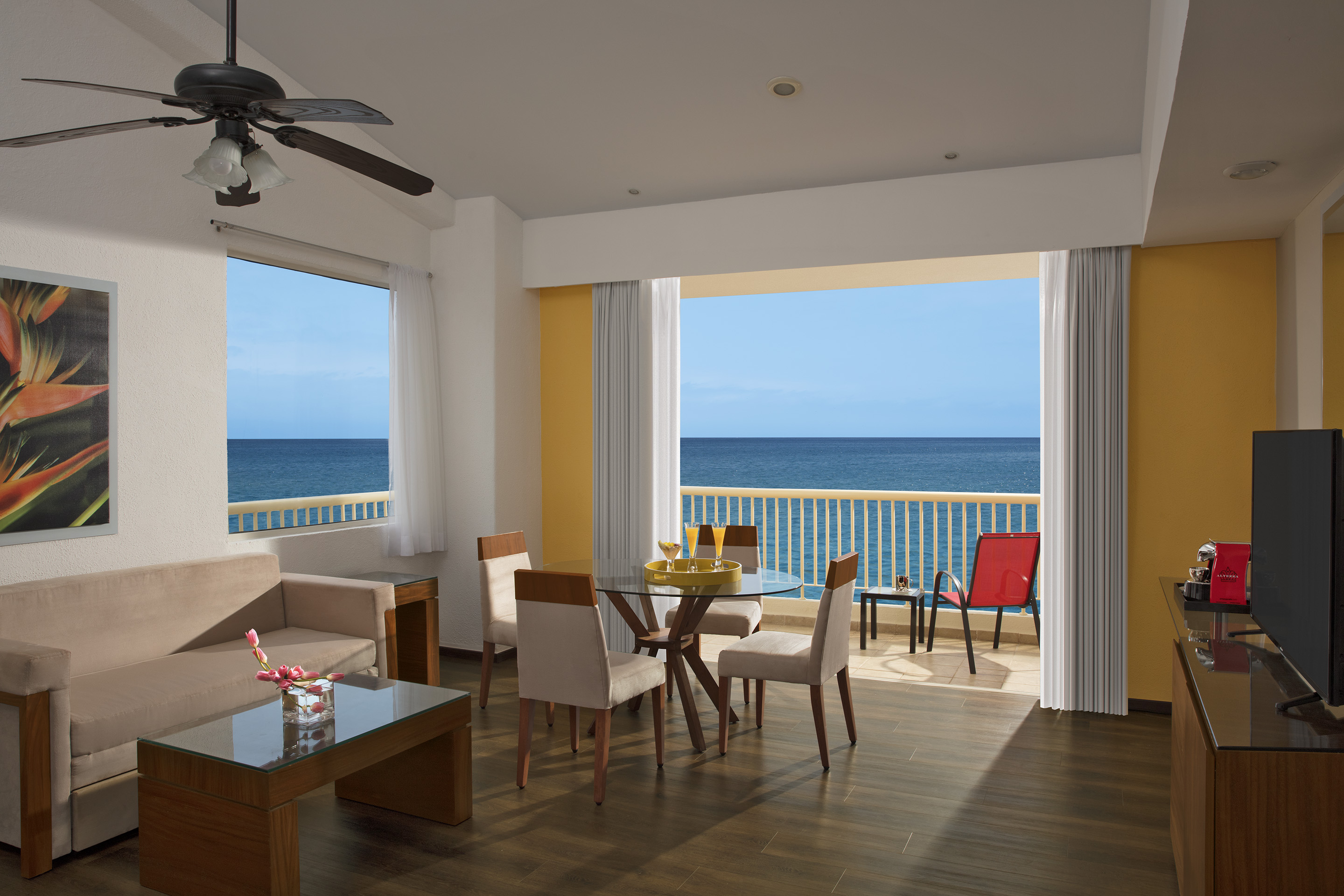 Junior Suite Ocean Front King Bed