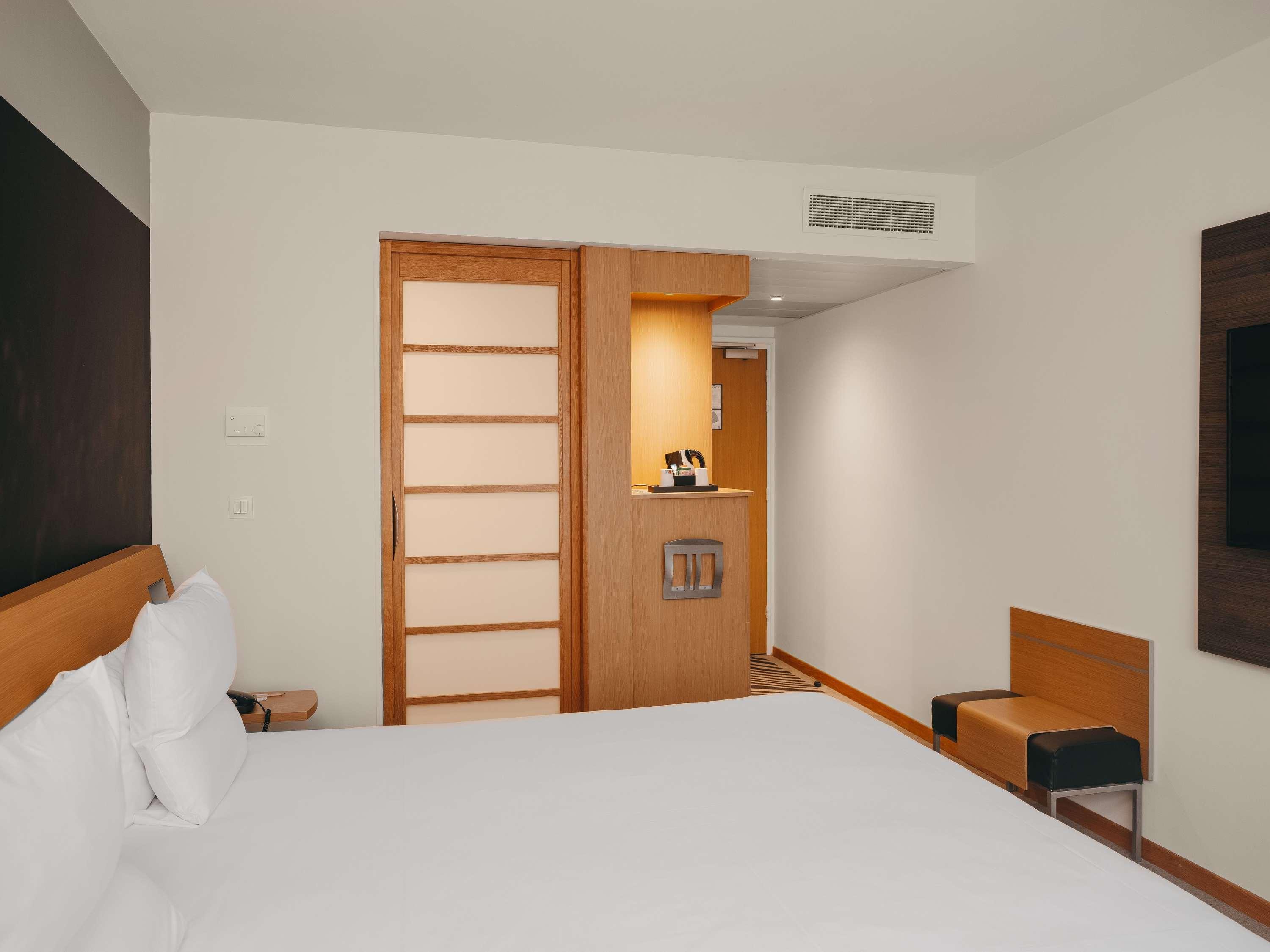 Double Classic Queen Bed