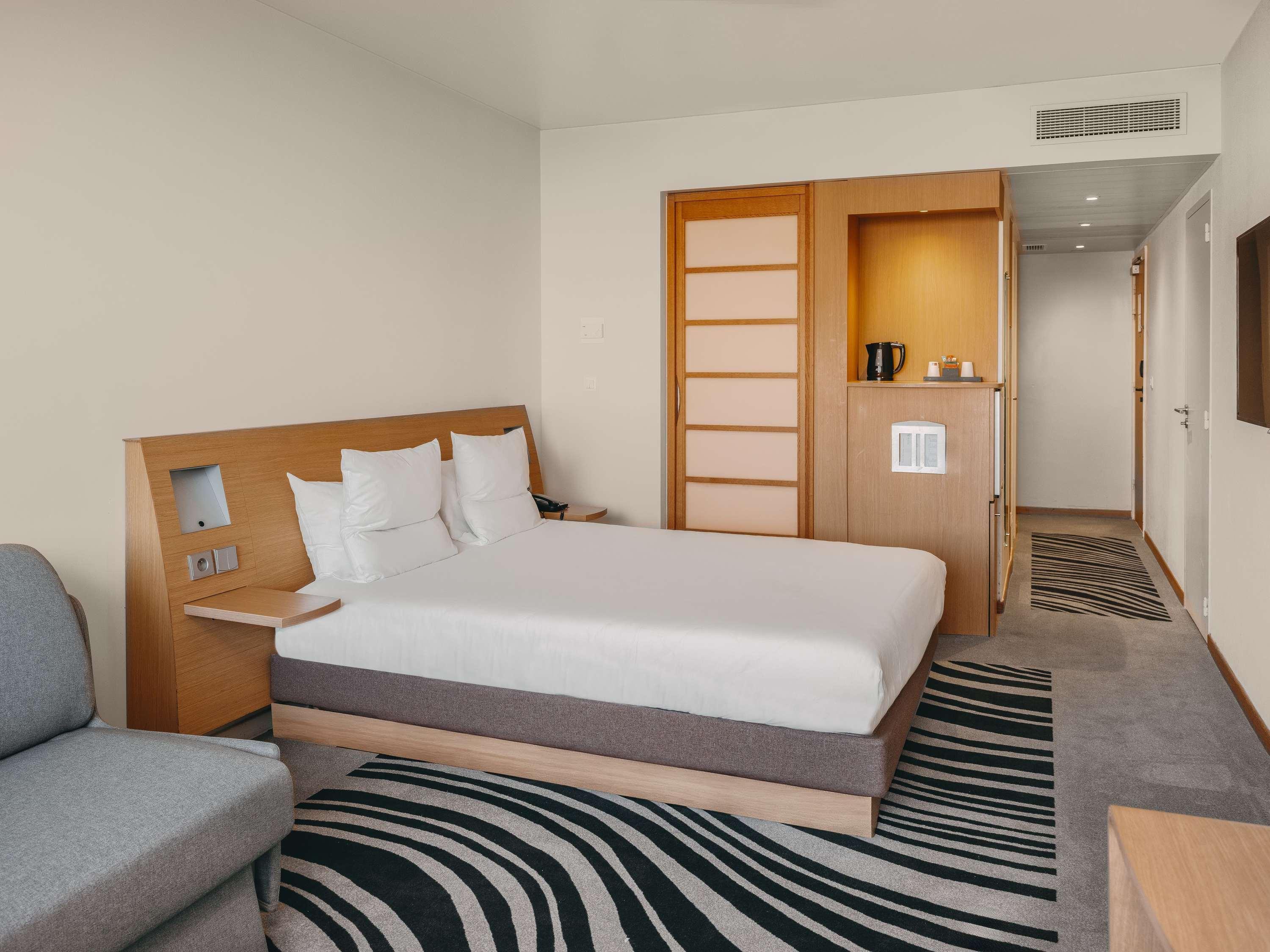 Double Classic Queen Bed