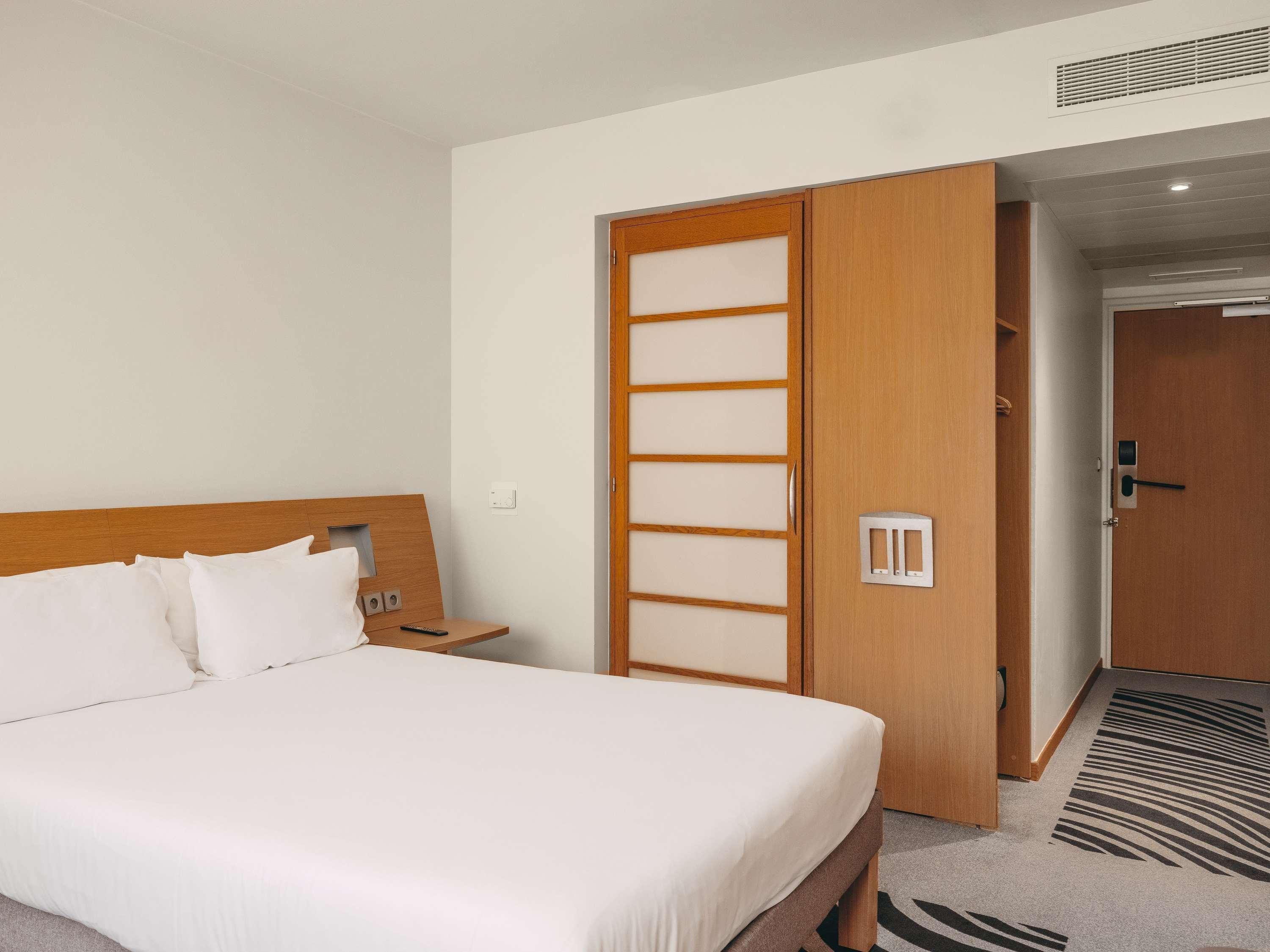 Double Accessible-queen Size Bed