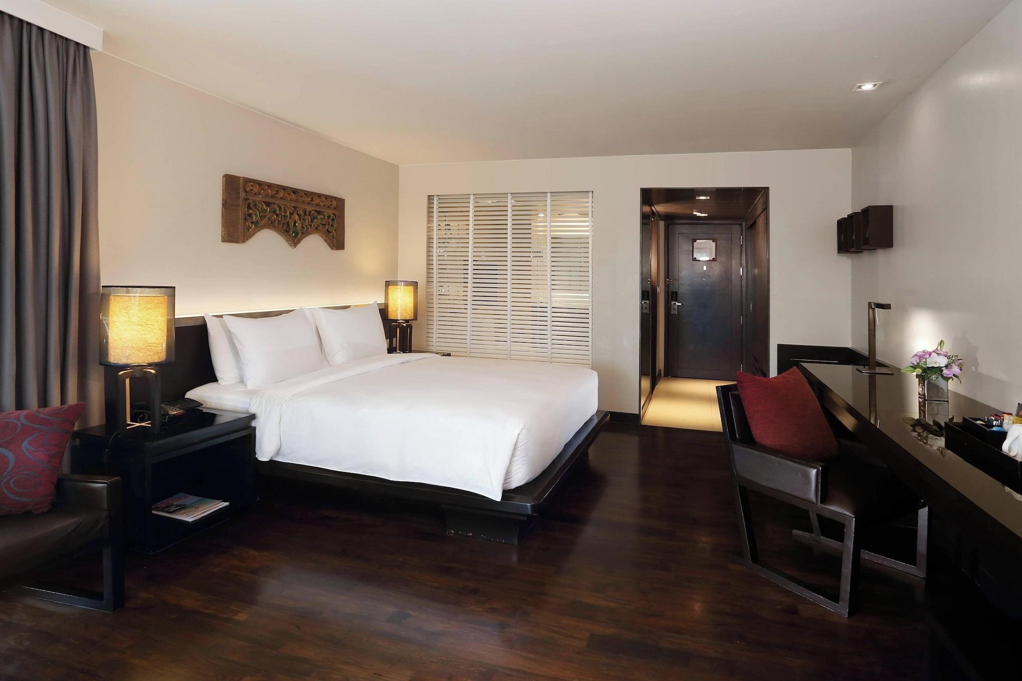 Double Pool View King Bed