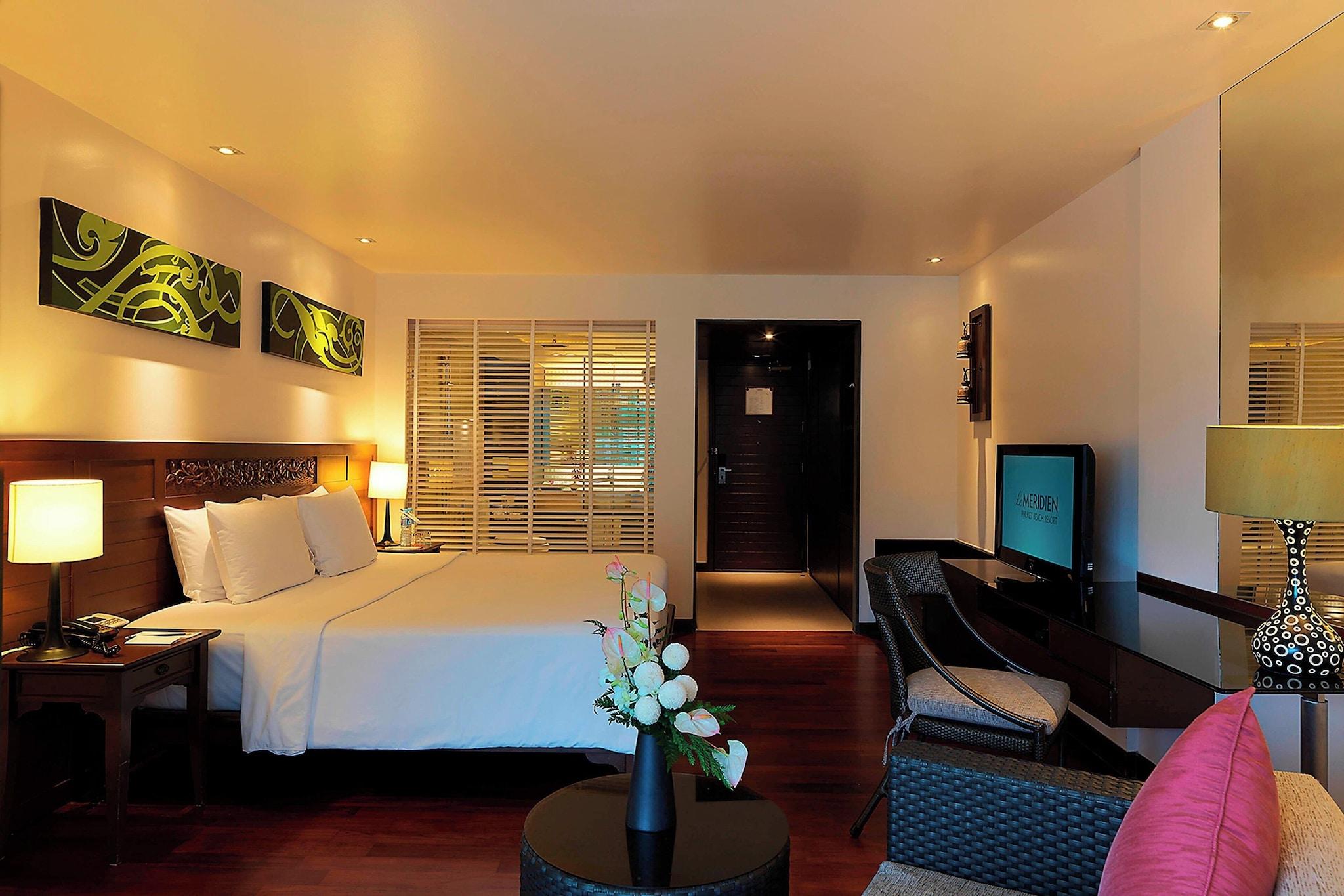 Double Pool View King Bed