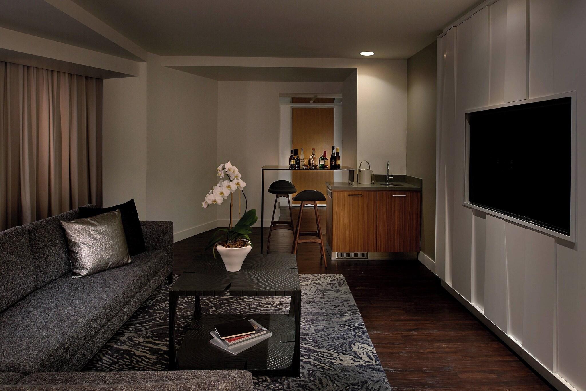 Suite Accessible King Size Bed