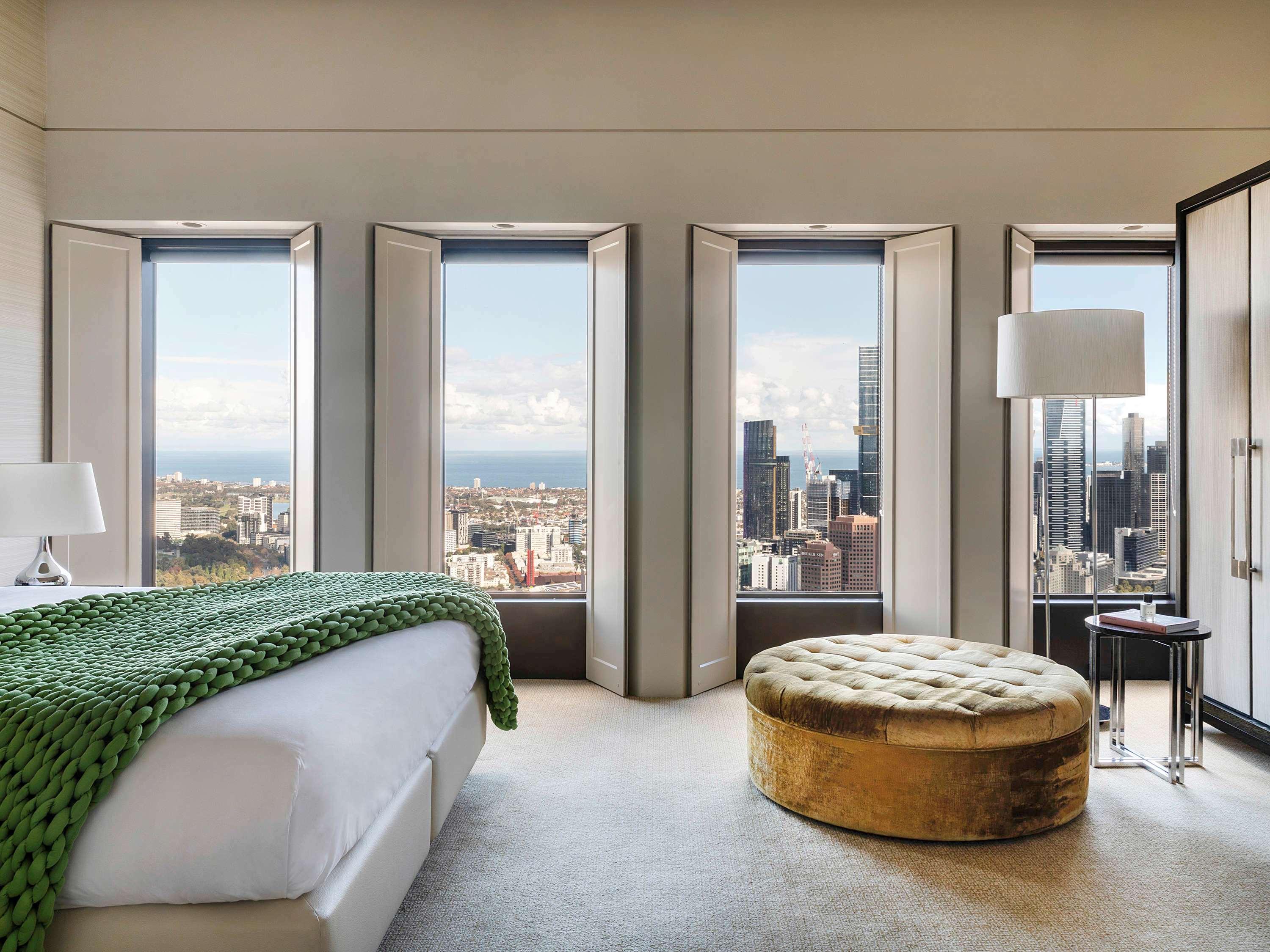 Suite Club City View