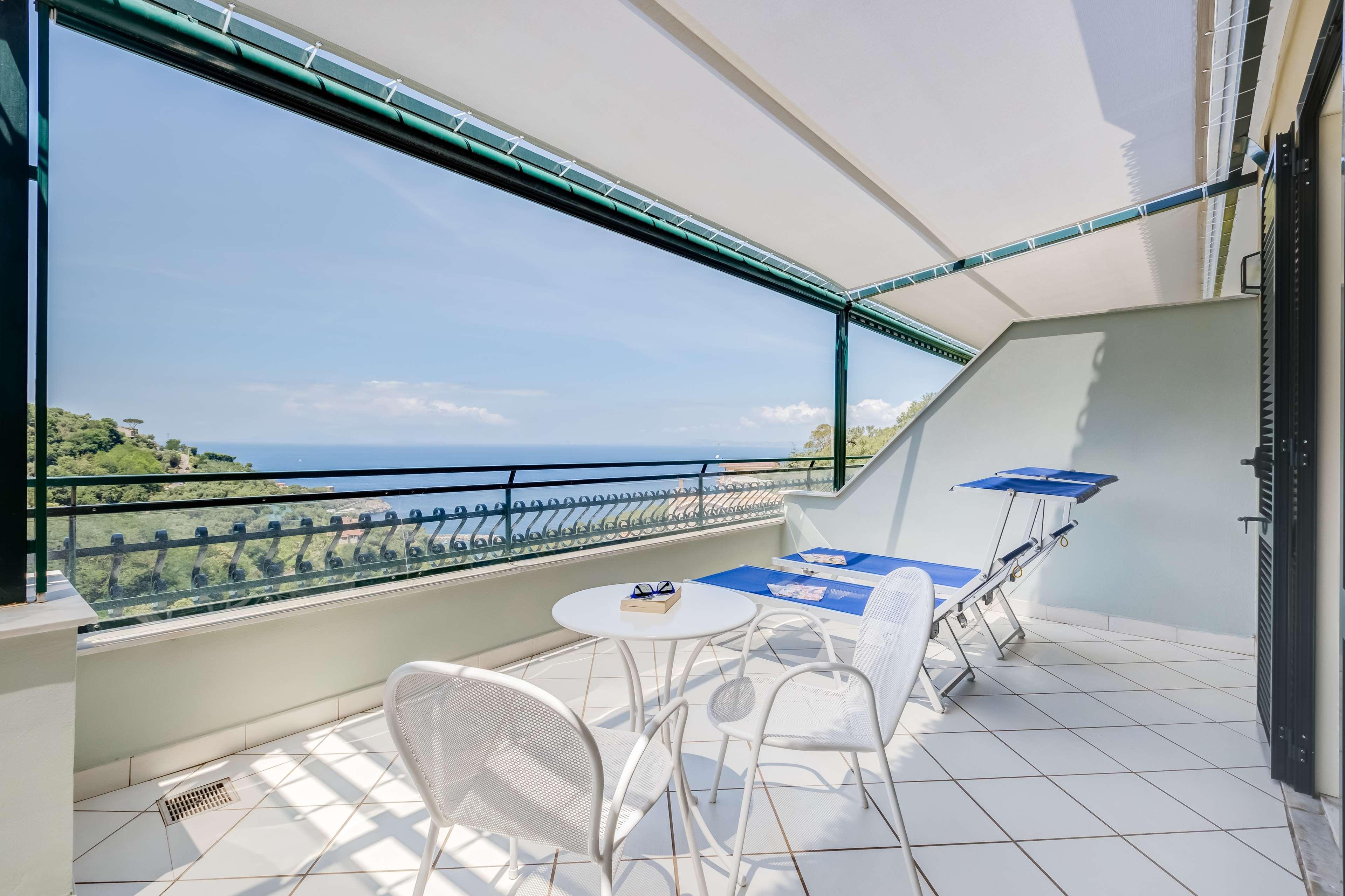 Junior Suite Queen Size Bed