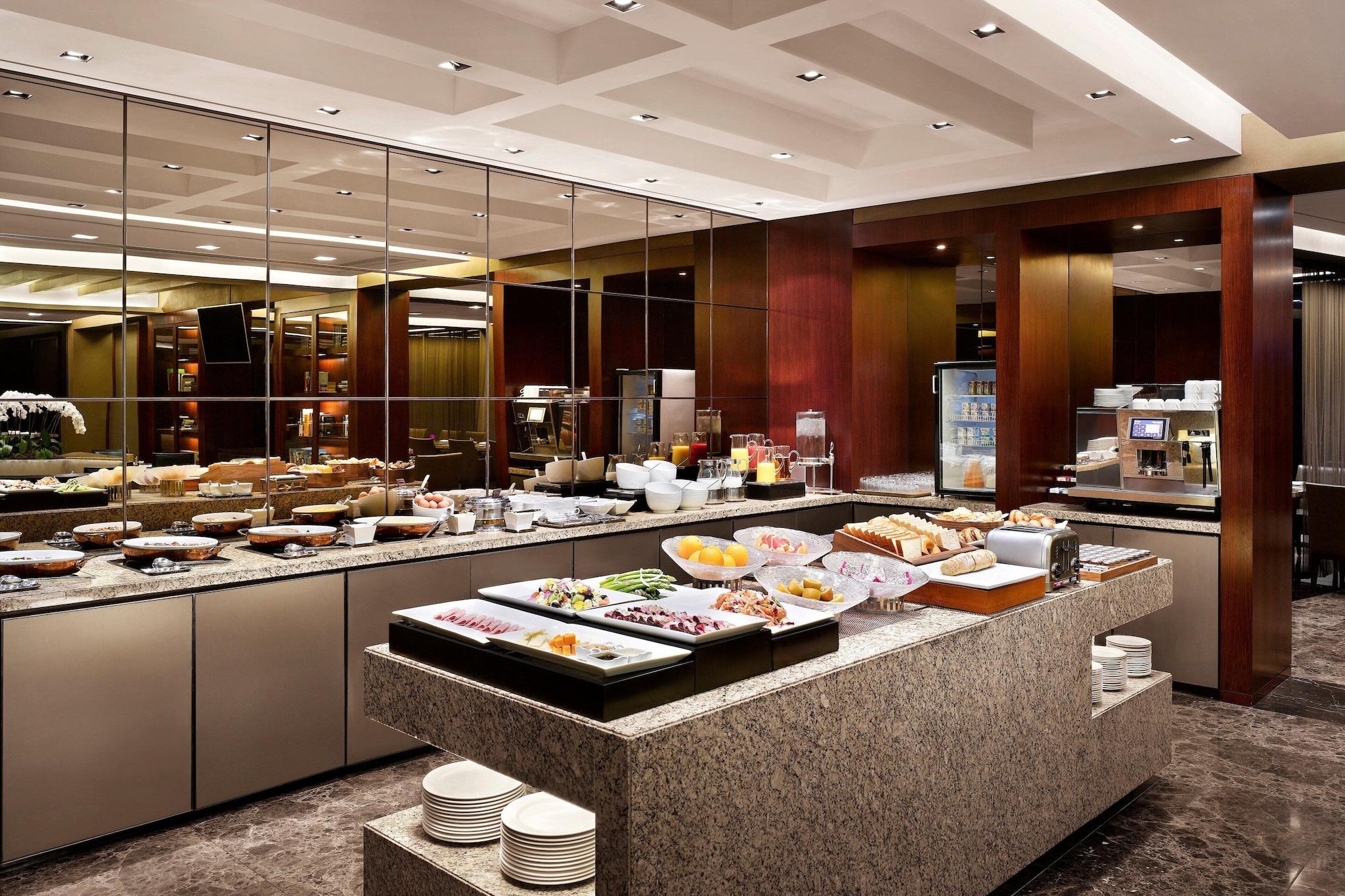 Suite Club City View