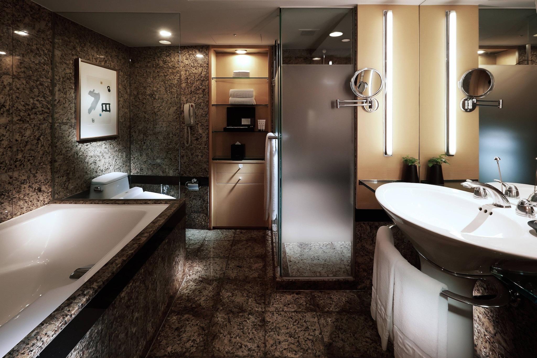 Junior Suite City View King Bed