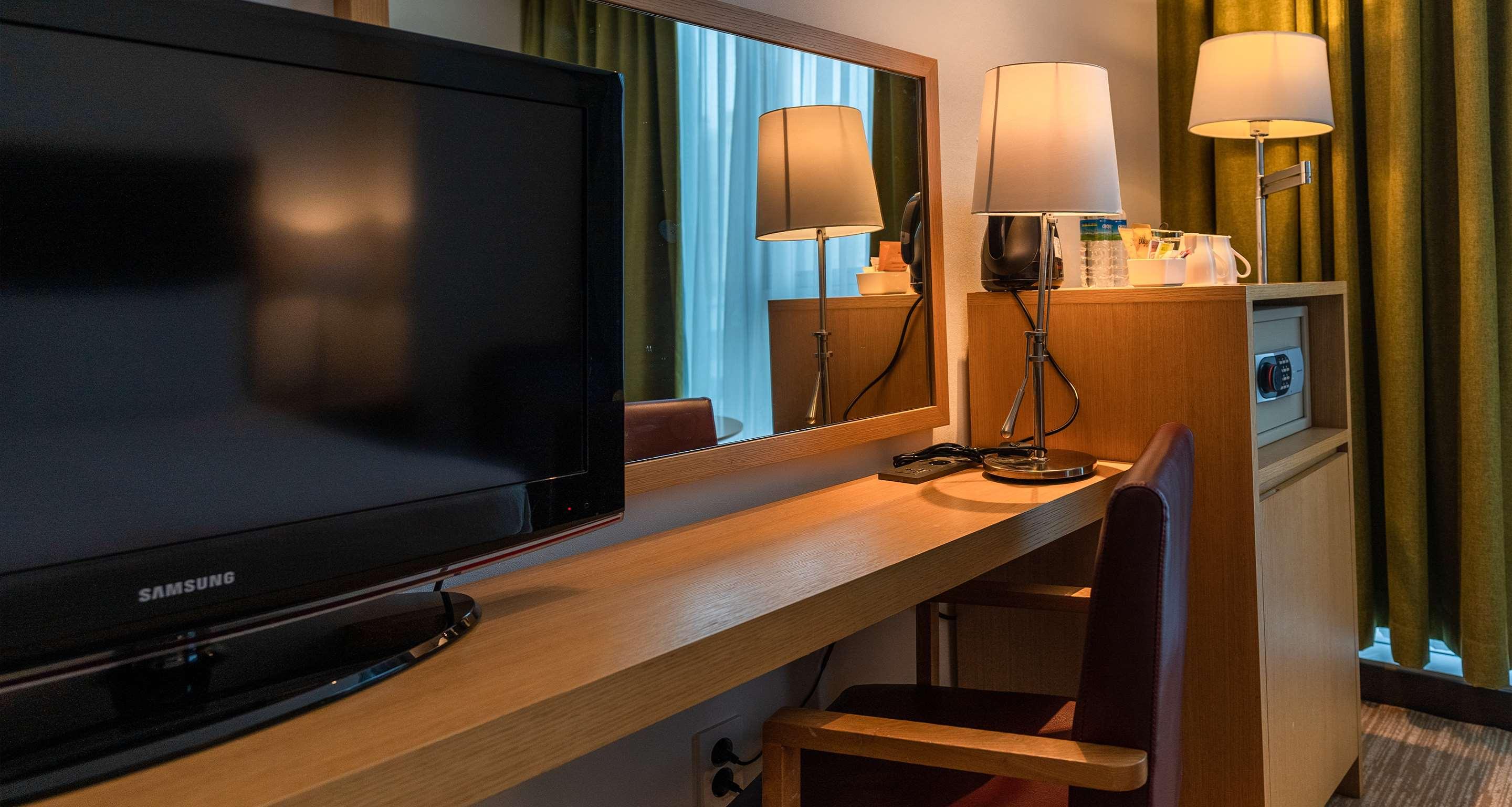 Double Accessible-queen Size Bed