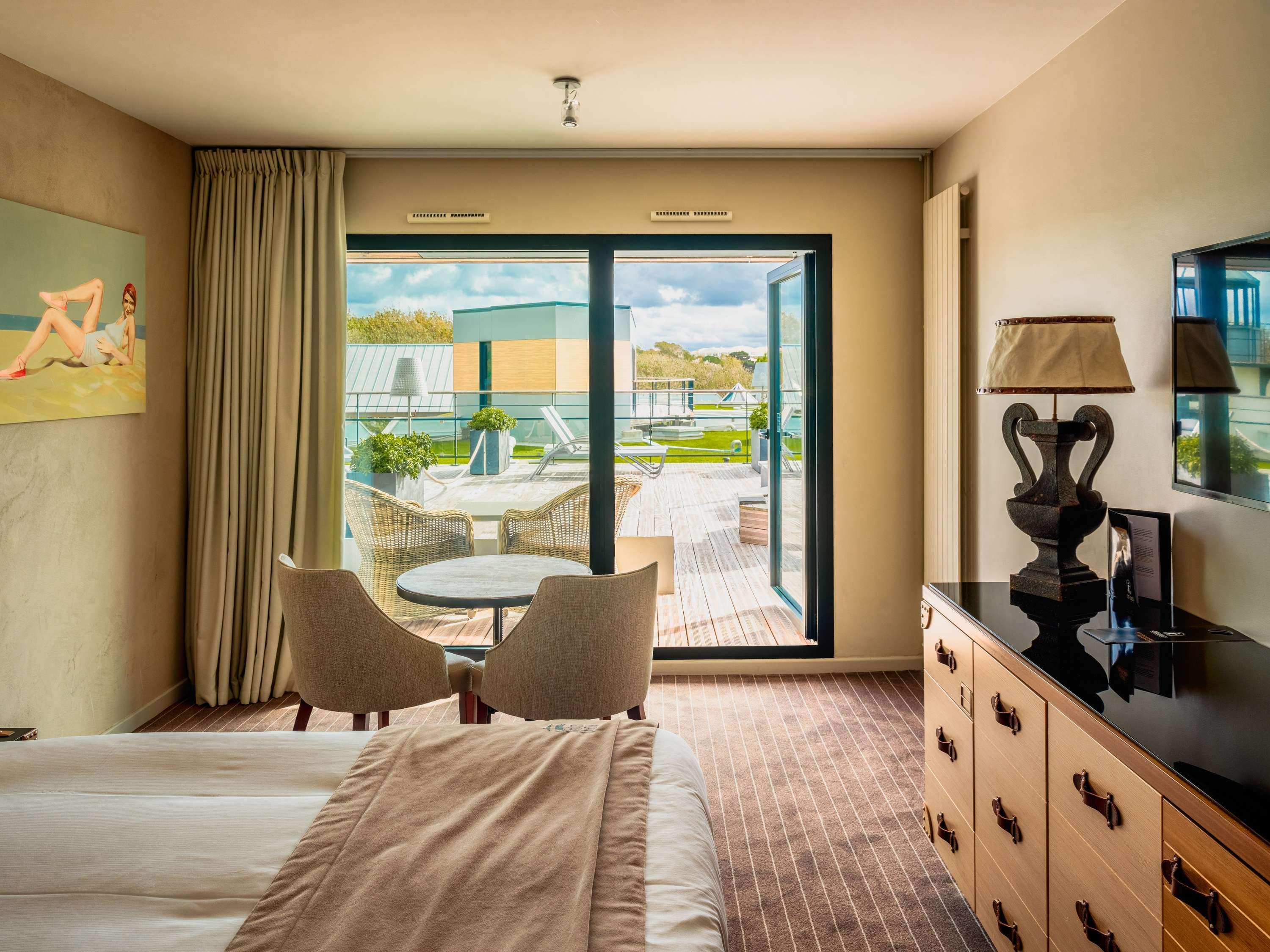 Double Classic Queen Bed