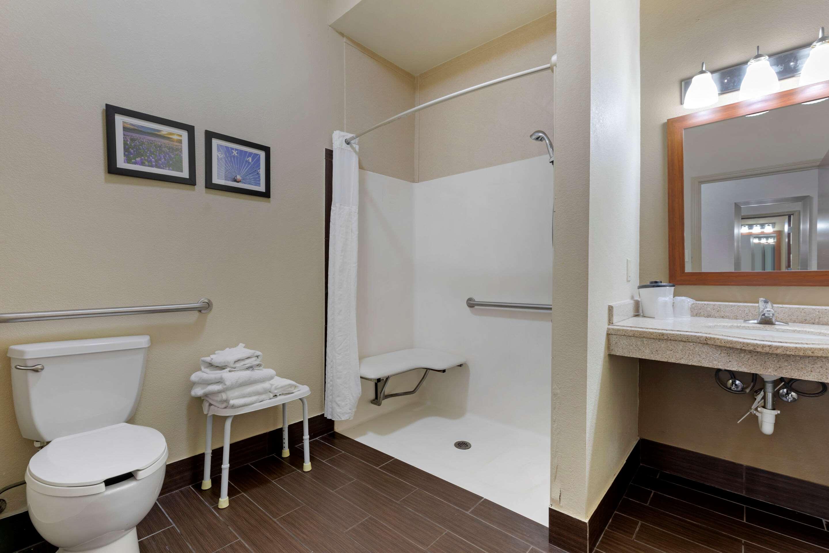 Suite Accessible King Size Bed