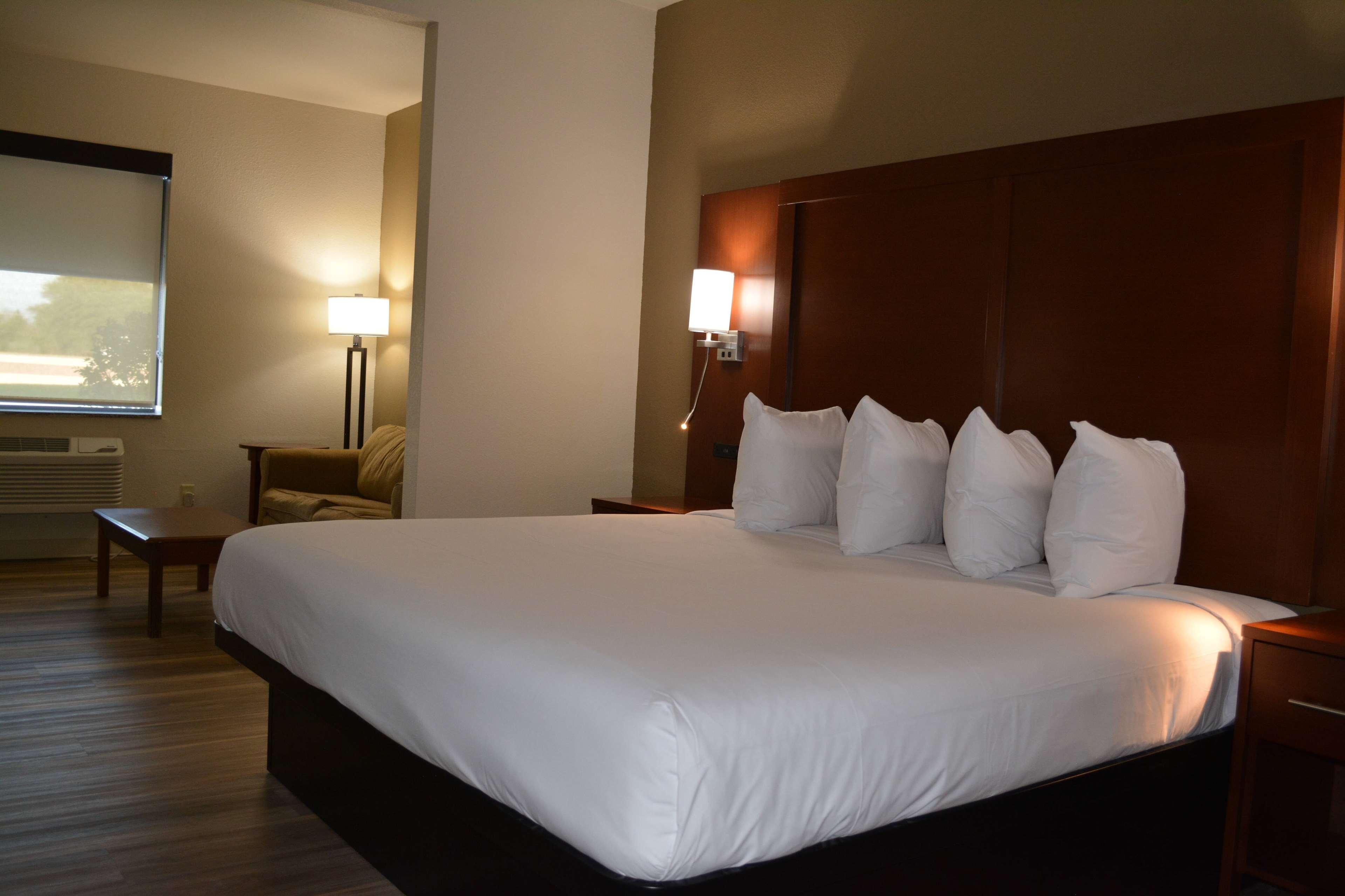 Suite Accessible King Size Bed