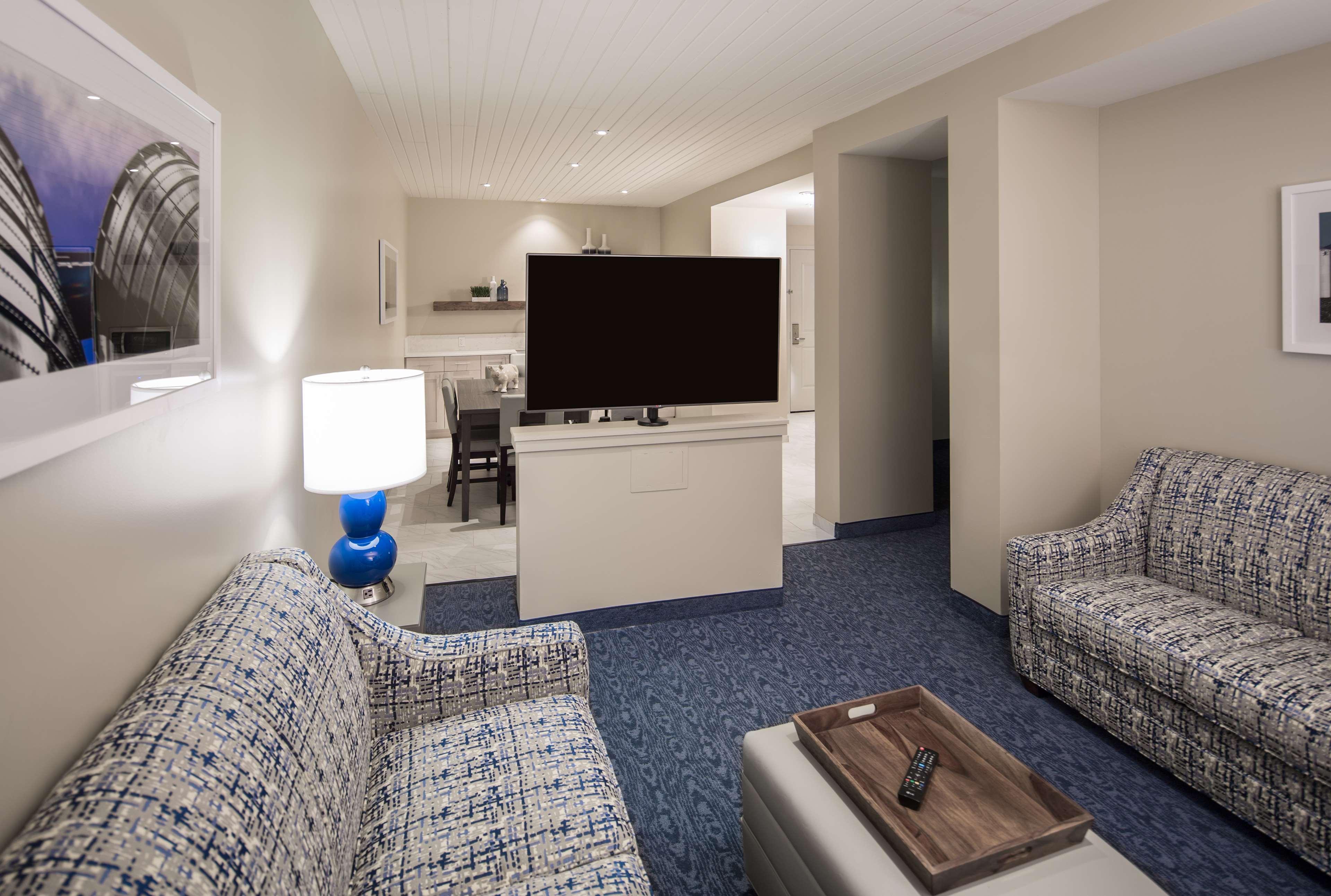 Suite Accessible King Size Bed