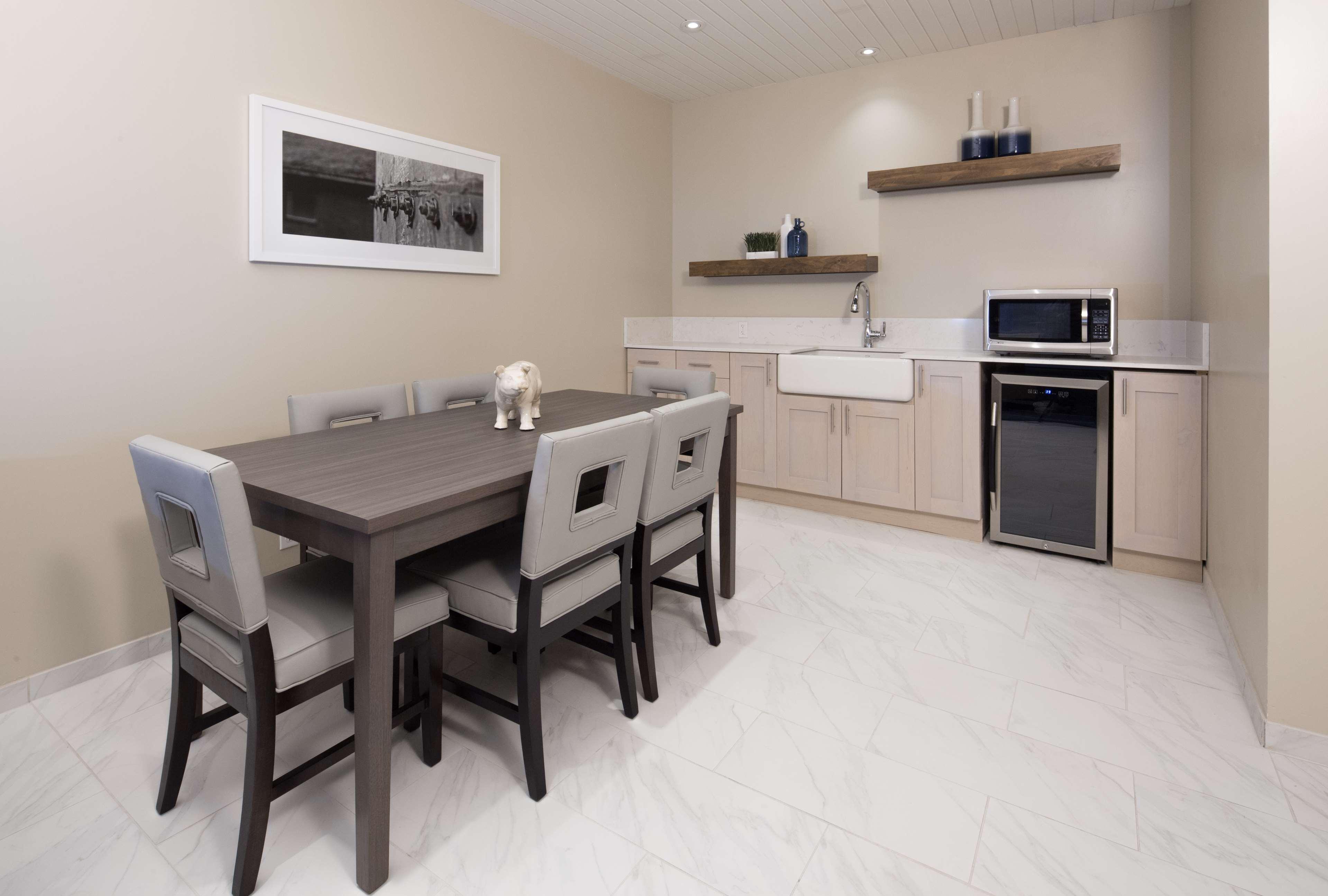 Suite Accessible King Size Bed