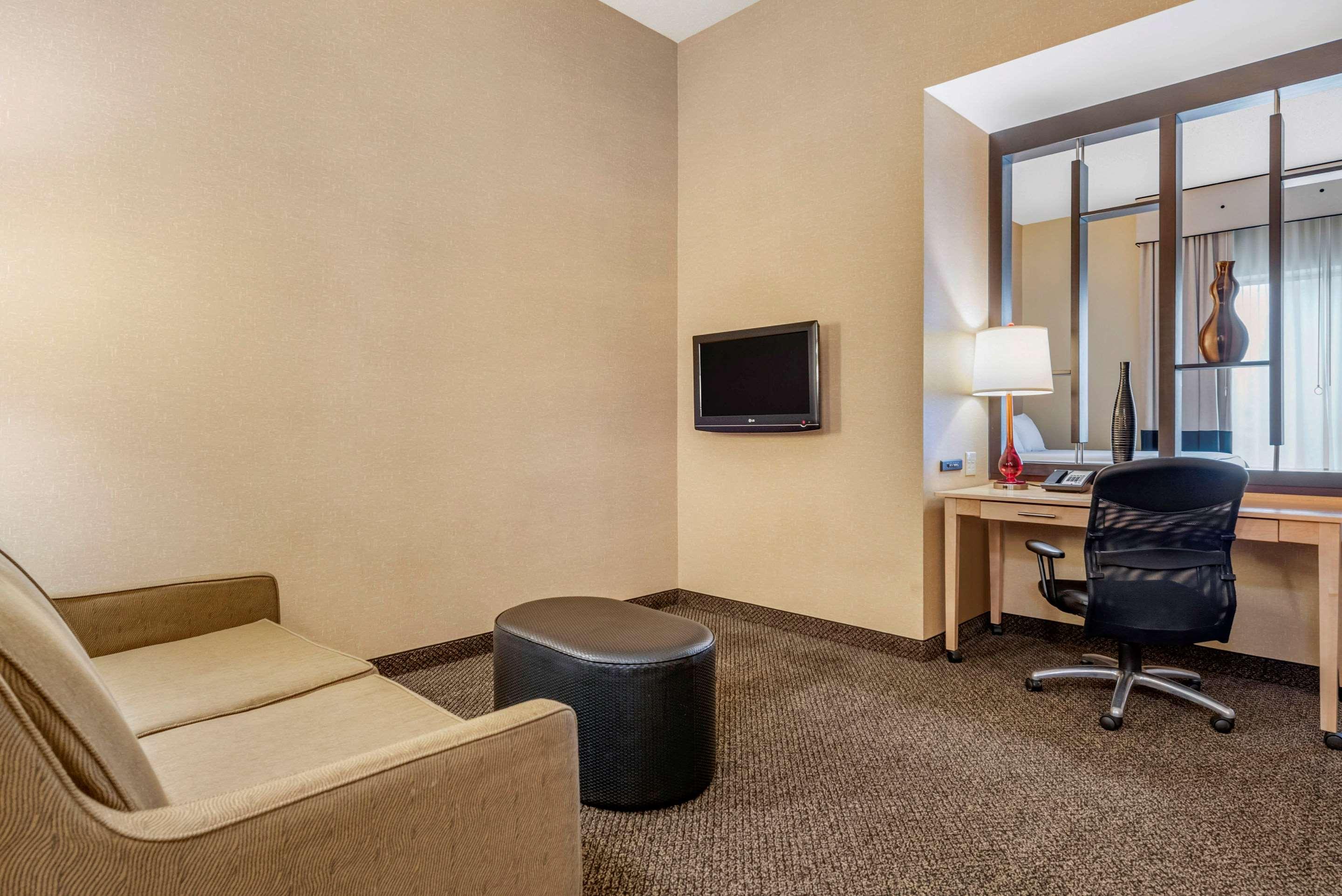 Suite Two Queen Beds Non Smoking