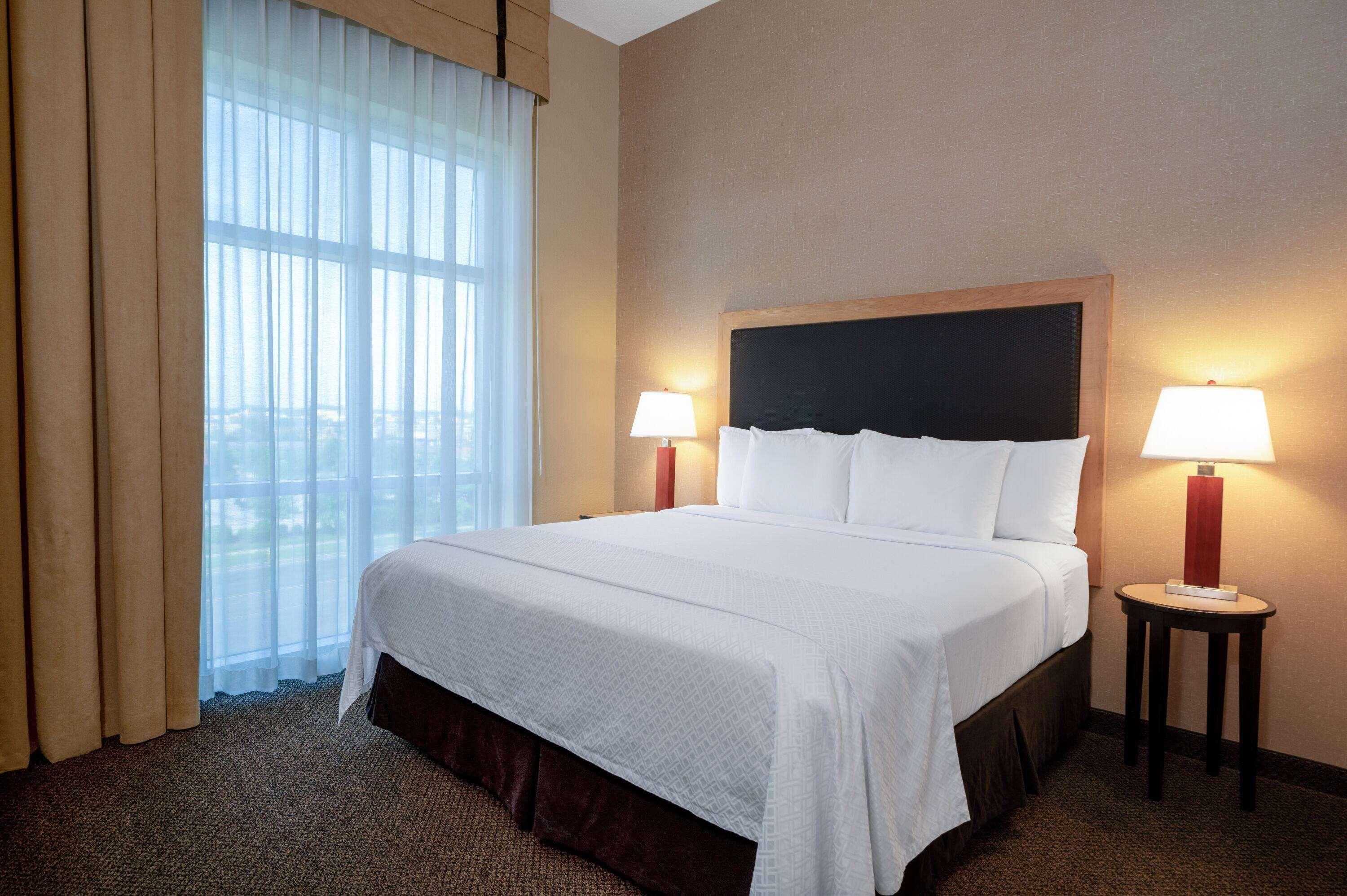 Suite Accessible King Size Bed