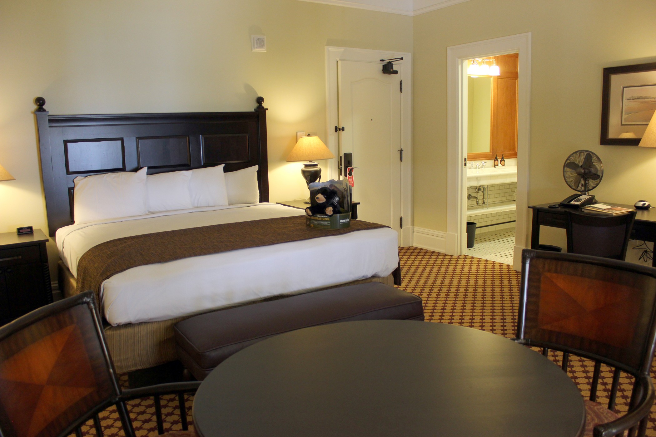 Lodge Queen Size Bed