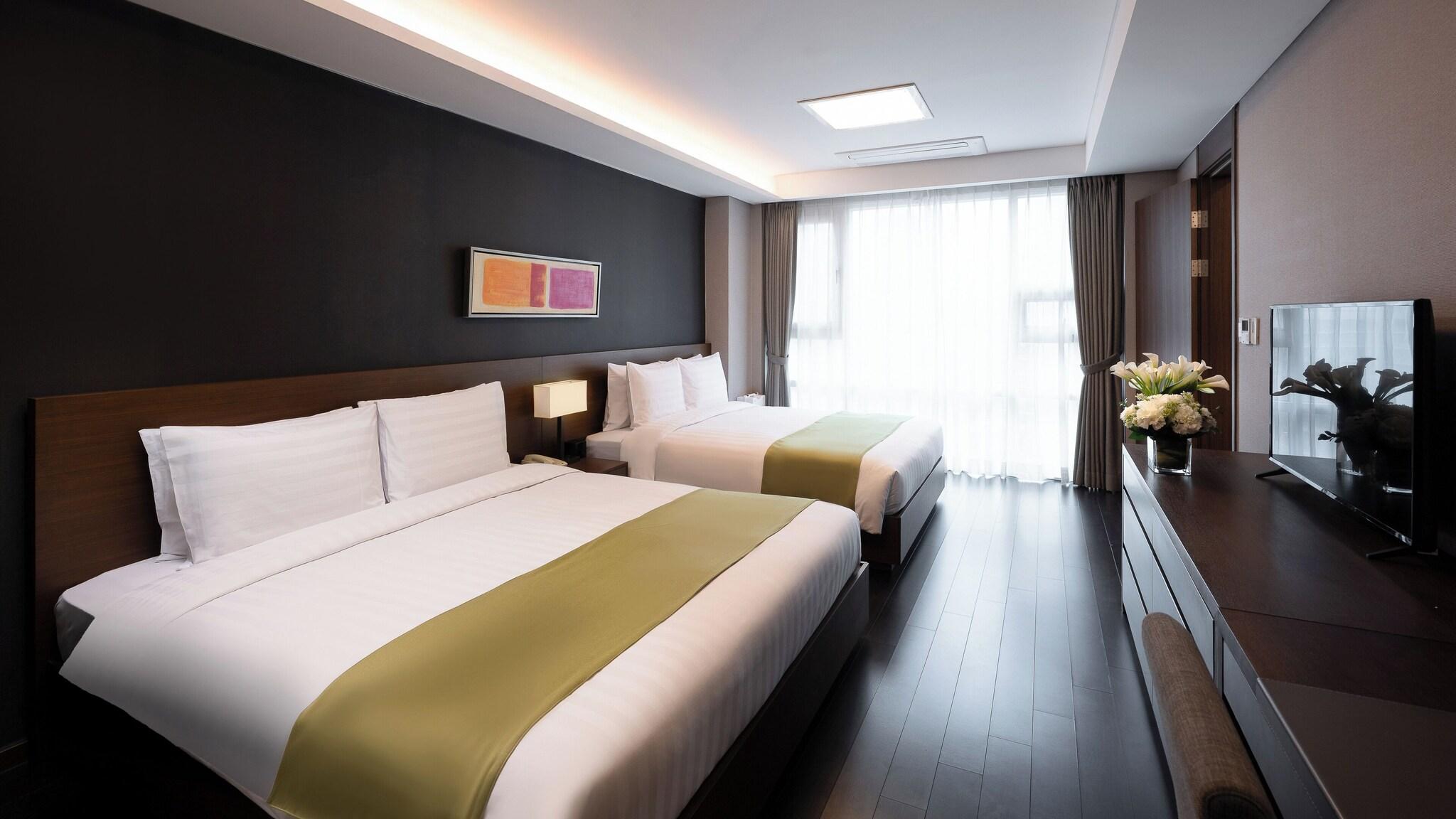 Family Room Deluxe Queen Bed