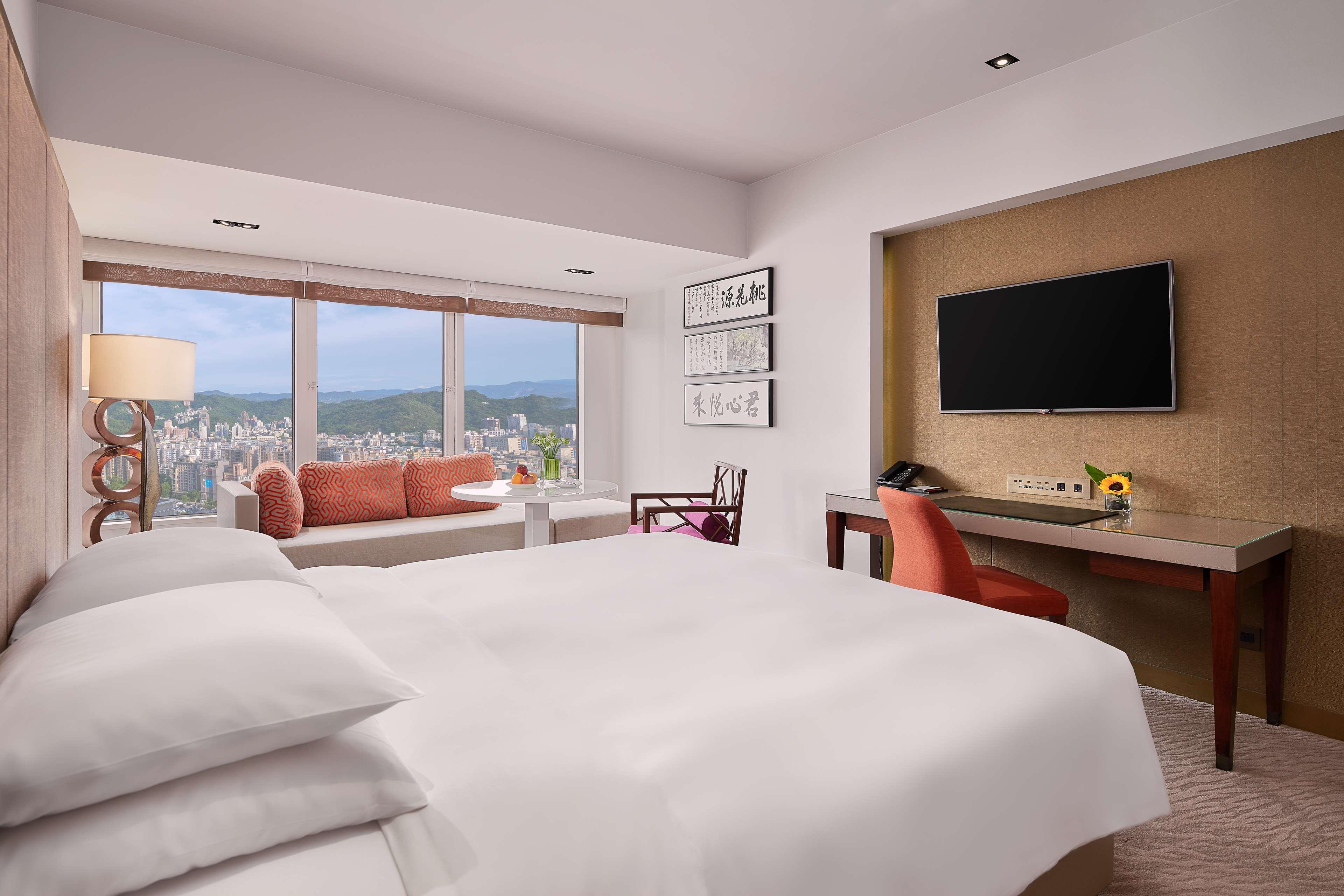 Double Deluxe King Bed